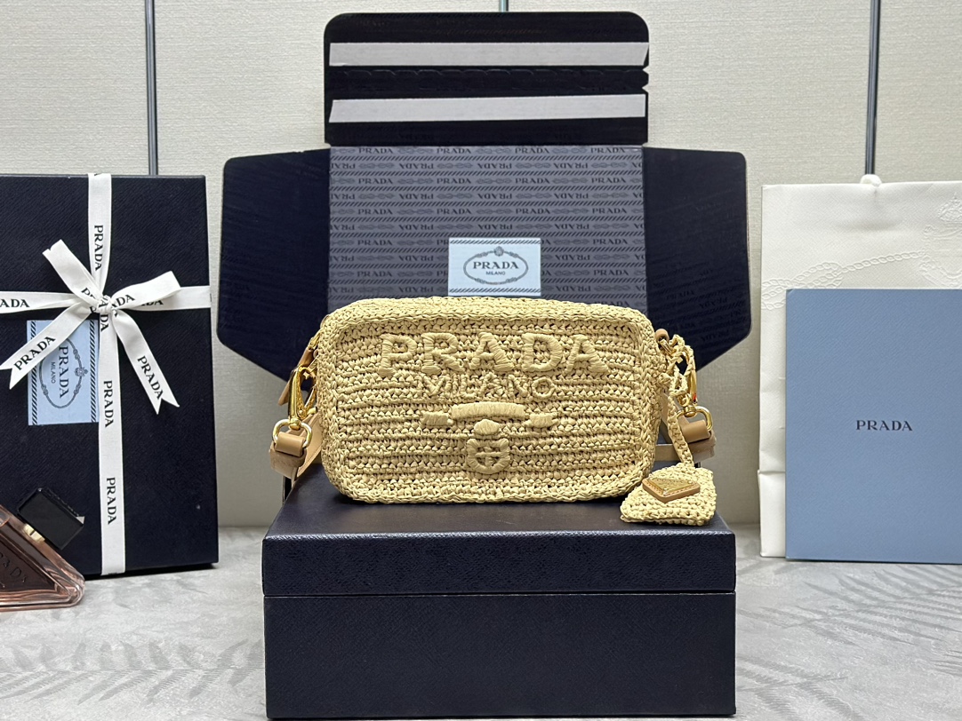 NO:385589,.Raffia grass woven camera bag 1BH196, three-dimensional embroidery logo, light body, cowhide shoulder straps adjustable, a ray of light in summer, the whole body is made of top-quality Raffia pure handmade, triangular hardware on the back design, full of fashion sense, and the capacity is very good for the camera bag. Size length 20x height 13x bottom 7cm, Prada [top original list], prada, espadrilles, cowhide19860909.拉菲草草编相机包1BH196,立体刺绣Logo,包身轻盈,牛皮肩带可调节,夏天里的一道光,整个包身采用顶级拉菲草纯手工制作,背面设计三角标五金,时尚感拉满,容量对于相机包来讲是非常可以的 尺寸长20x高13x底7cm,普拉达【顶级原单】,prada,espadrilles,cowhide,Bag