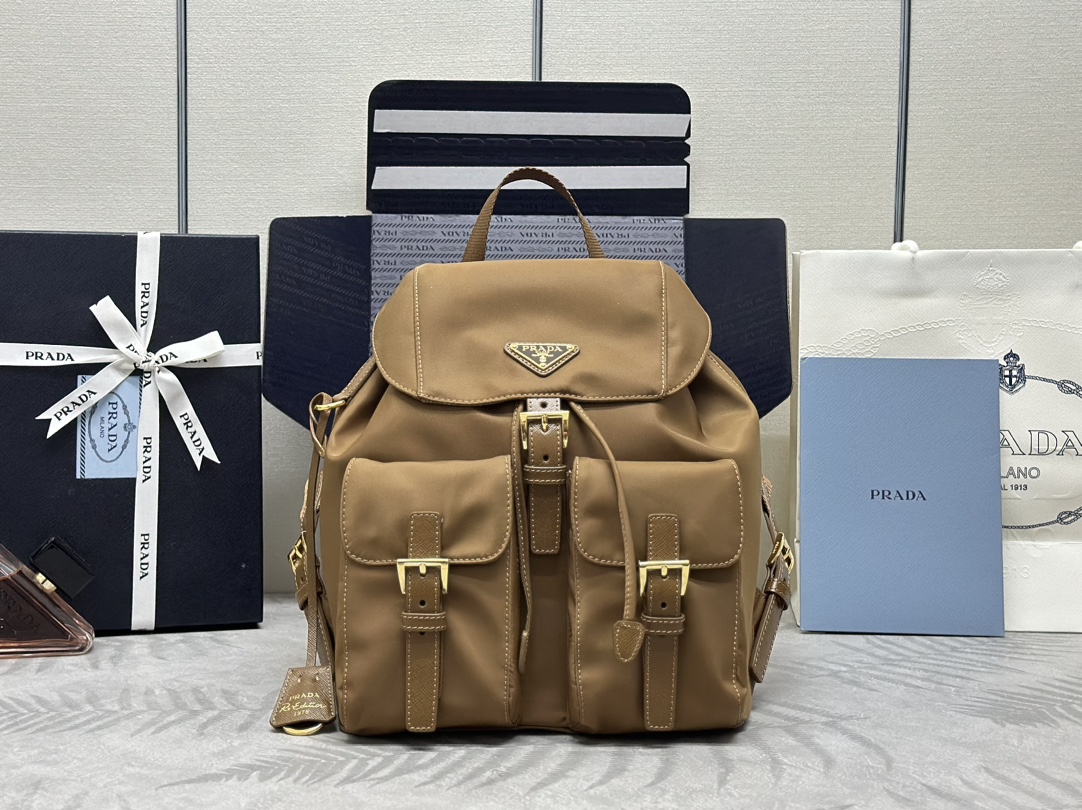 NO:387479,.Gold buckle classic backpack 1BZ677 gold hardware This practical and innovative backpack is made of imported nylon fabric, adjustable shoulder straps and woven handles, removable Re-Edition leather key ring, front buckle flap pocket, flip-on enamel triangle metal logo, rope opening and closing, logo printed Re-Nylon lining with two inner bags, one of which has a zipper, and the capacity is large in the guest room. Classic and practical, and it is another permanently outdated hit. Long 23.5x high 28x bottom 12cm, Prada [top original list], prada, backpacks19860909.金扣经典背包1BZ677金色五金 这款实用而创新的背包采用进口尼龙面料,可调式肩带和编织提手,可拆卸Re-Edition皮革钥匙环,正面搭扣翻盖口袋,翻盖涂珐琅三角形金属徽标,束绳开合,徽标印花Re-Nylon衬里配两个内袋,其中一个带拉链,容量客间大.经典又实用,又是一款永久不过时的爆款 长23.5x高28x底12cm,普拉达【顶级原单】,prada,backpacks,Bag