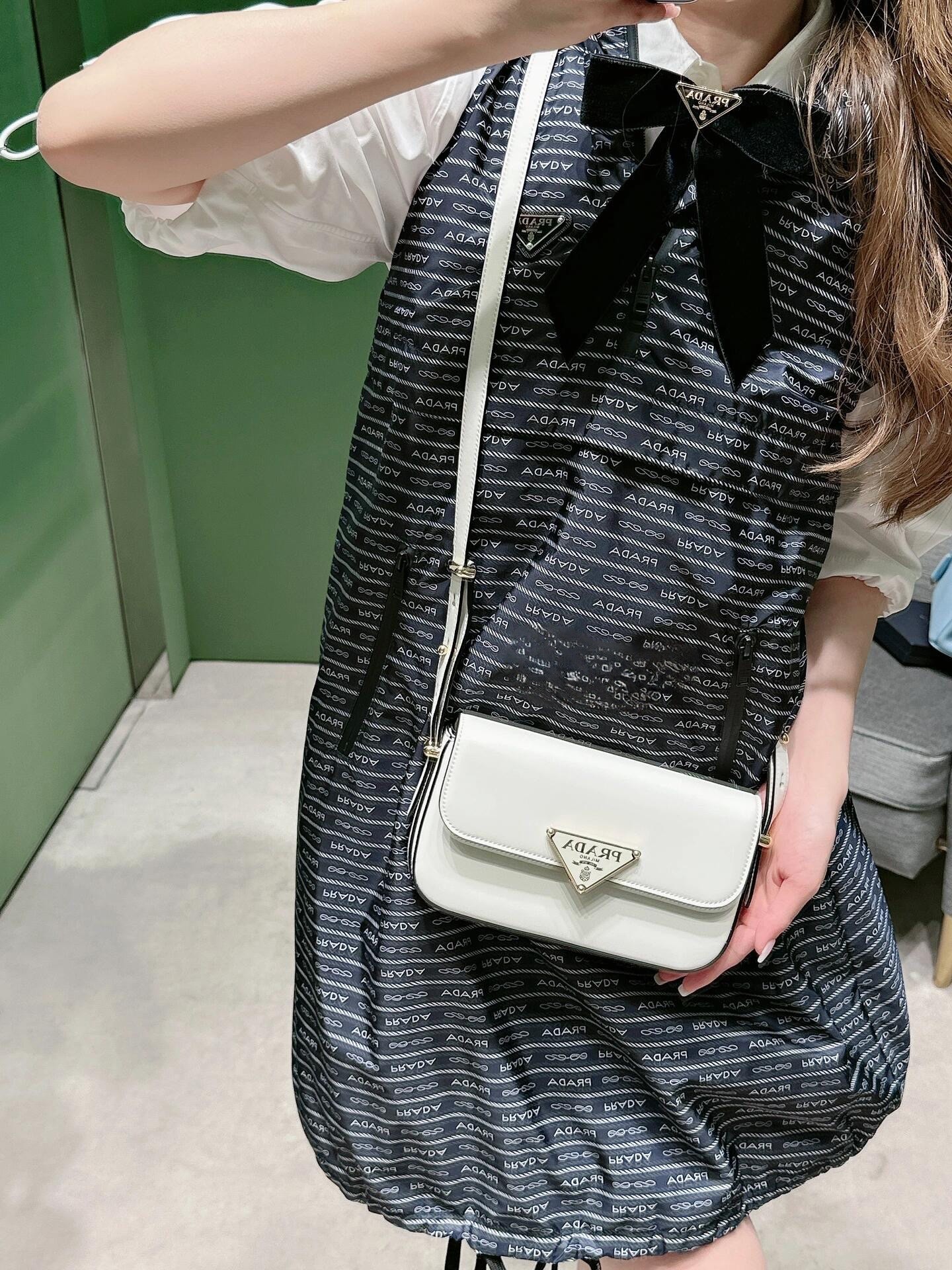 Prada Product _d84qfrHTyXvLNyM-u_RNVwBlmqqRIyAQrG10qDQ