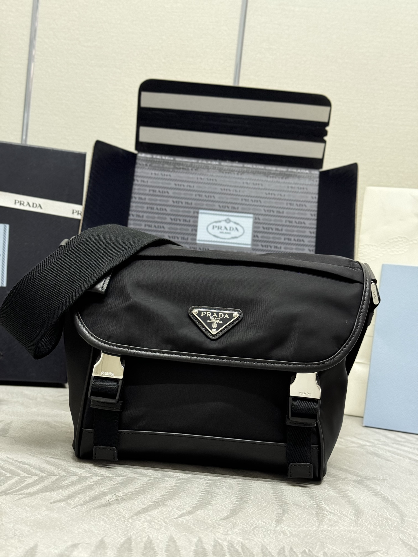 Bolso de mensajero pequeño actualizado de tela y cuero