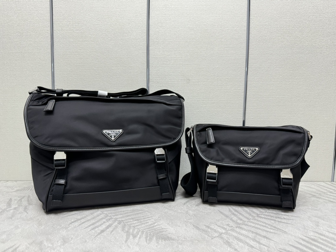 Imagen comparativa de tamaño en negro, bolso de mensajero actualizado de tela y cuero