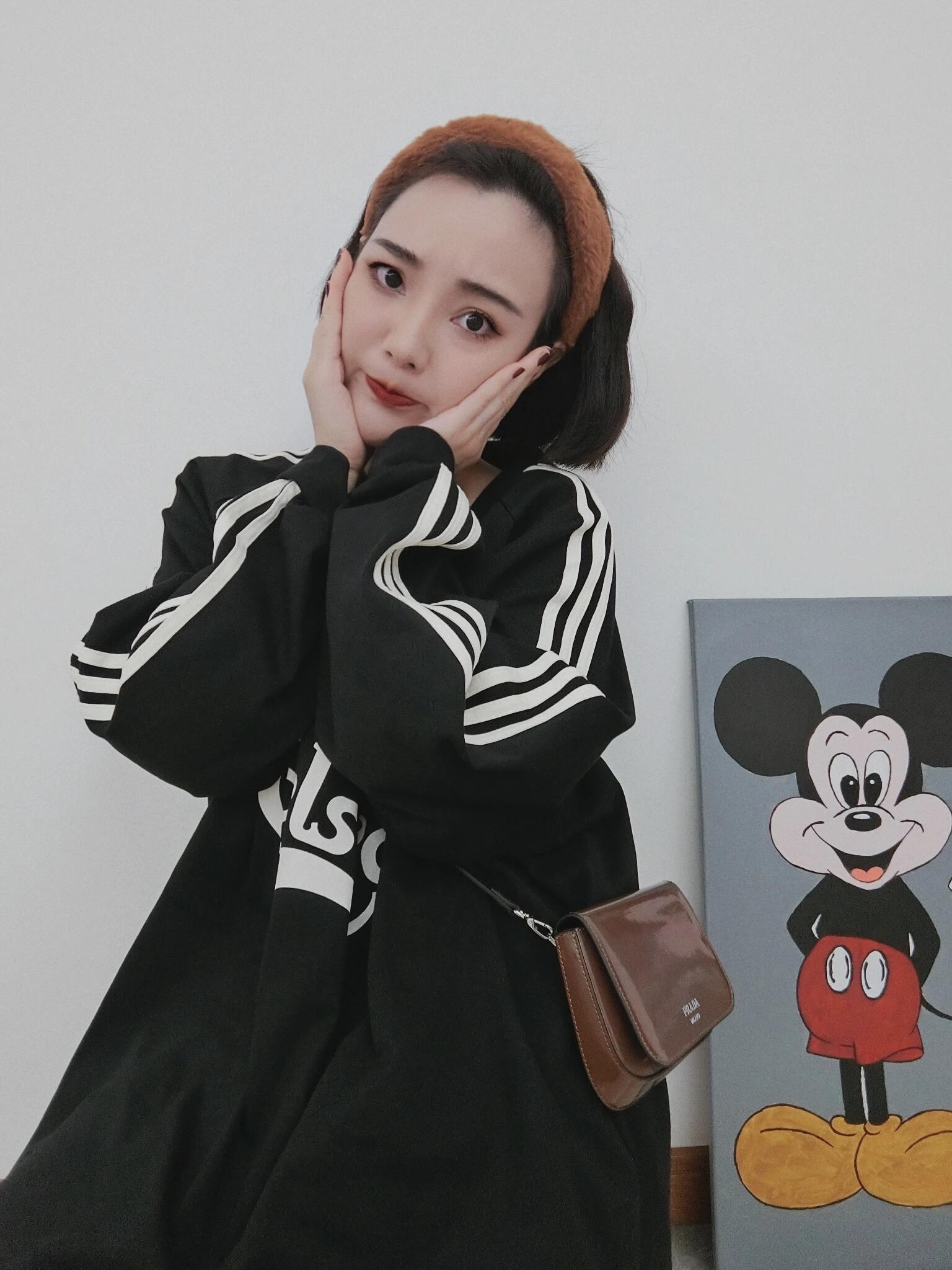 Prada Product _dn-qfDIuGE5CLXA6Y5J_KjPs-5BYsliHNZkDm_w