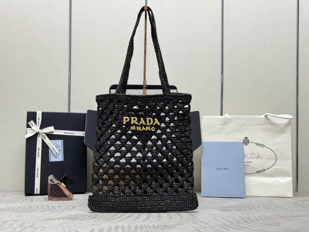 NO:387978,.New straw shopping bag 1bg493, this tote bag uses crochet technology, full of summer style, reinterpreting the classic style with a modern and exquisite design. It adopts a lightweight, large-capacity design, decorated with exquisite geometric patterns inspired by the iconic Prad triangle, contrasting letter logo embroidery unique. Raffia effect yarn, crochet handle, front letter logo embroidery, unlined inside Size 30×29cm, Prada [top original list], prada, prada, espadrilles, totes19860909.新款草编购物袋1bg493,这款托特包采用钩编工艺,洋溢夏日风情,以现代、精致的设计重新演绎经典风格.采用轻便的大容量设计,饰有灵感源自标志性Prad三角形的精致几何图案,撞色字母徽标刺绣别具一格. Raffia效果纱线,钩编提手,正面字母徽标刺绣,内部无衬里 尺寸30×29cm,普拉达【顶级原单】,prada,prada,espadrilles,totes,Bag