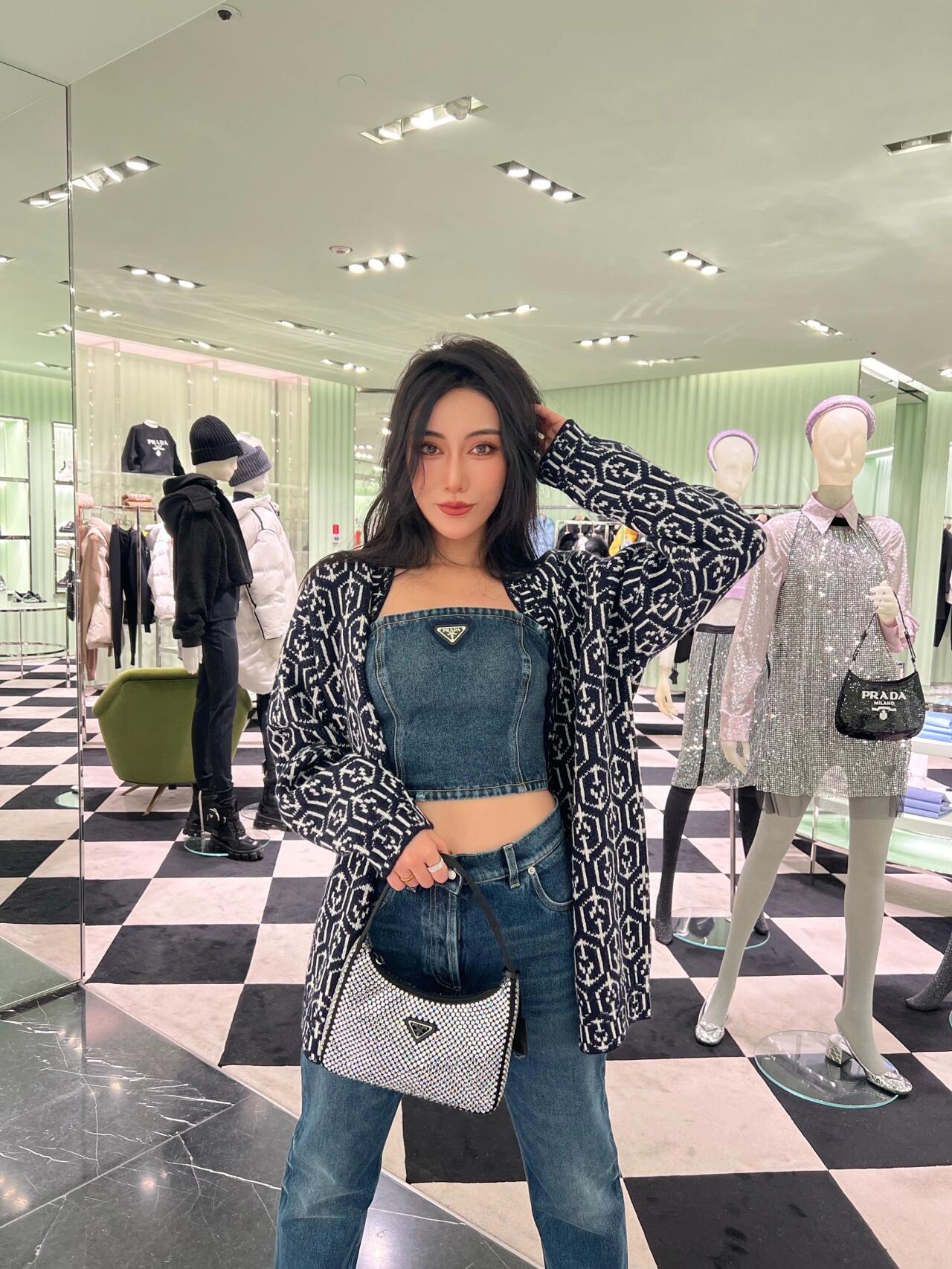 Prada Product _daSqfF8cRjY0ZPEC2zbpBAsSAS7avZ-uHZIYWrg