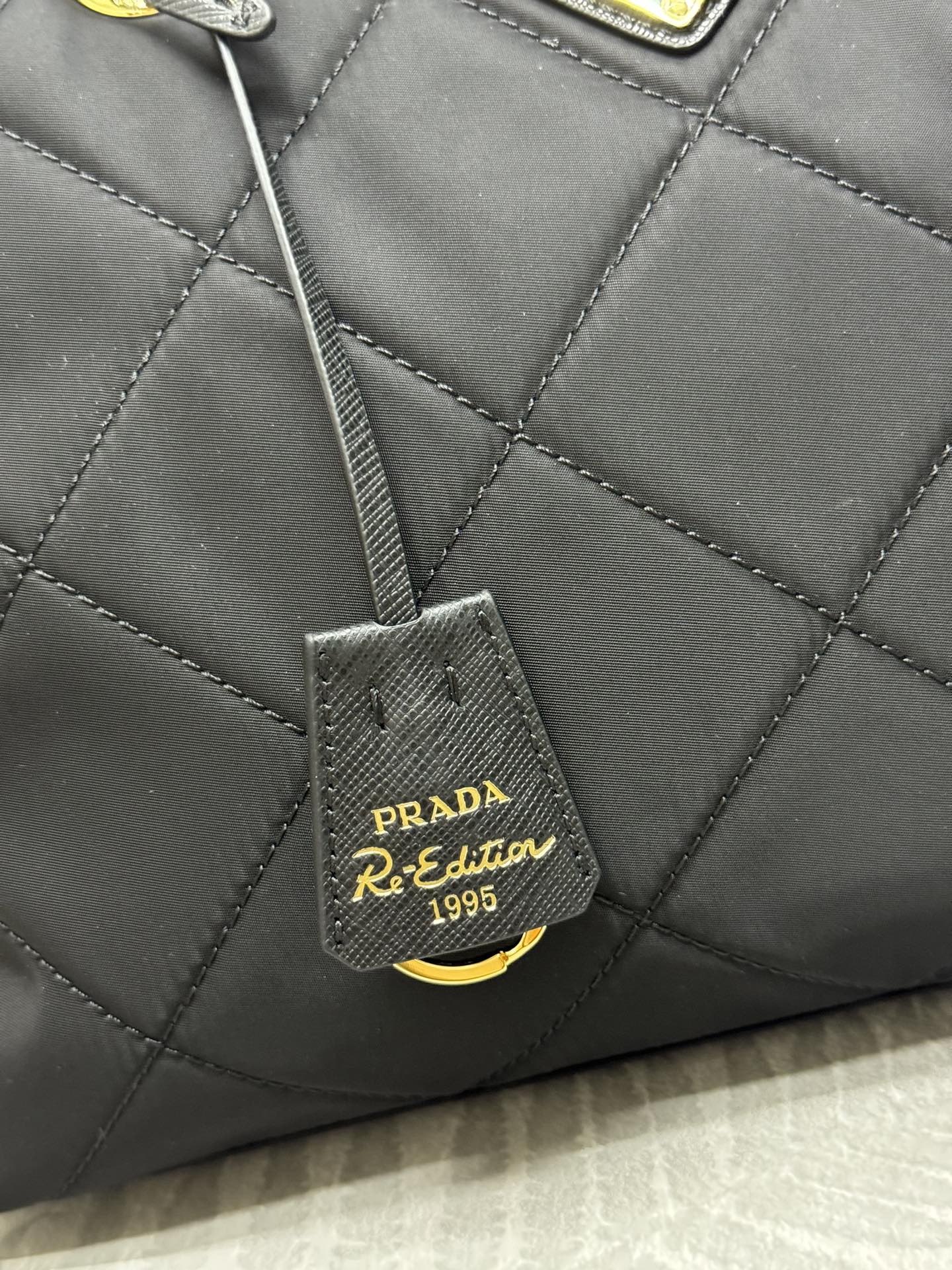 ，(配专柜对版全套包装，独家订制)，🎉中古拉链款中号🎉1BG529中号31cm🎉🎉
这款Vintage中