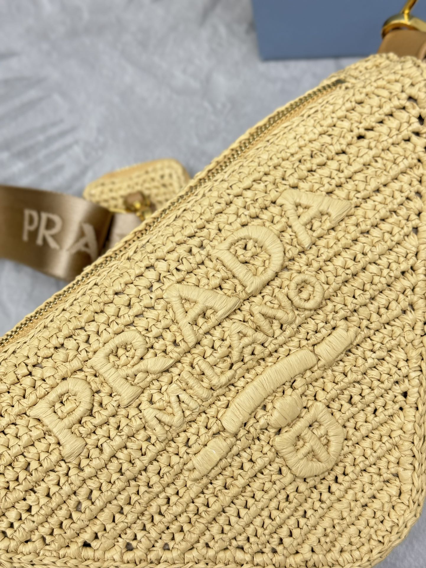 P700，(配专柜对版全套包装，独家订制)，🎉草编三角包🎉1BH190🎉🎉金扣
这款纯手工编织三角包设计太棒了🎉立体手工编织字体，复杂手工显得格外大气/时尚，容量空间大，上身效果非常棒，最爱是肩带配有一个可拆卸小包。回头率百分之百😀夏天必备🎉赶紧入手吧🎉🎉
长26x高14x底10.5cm