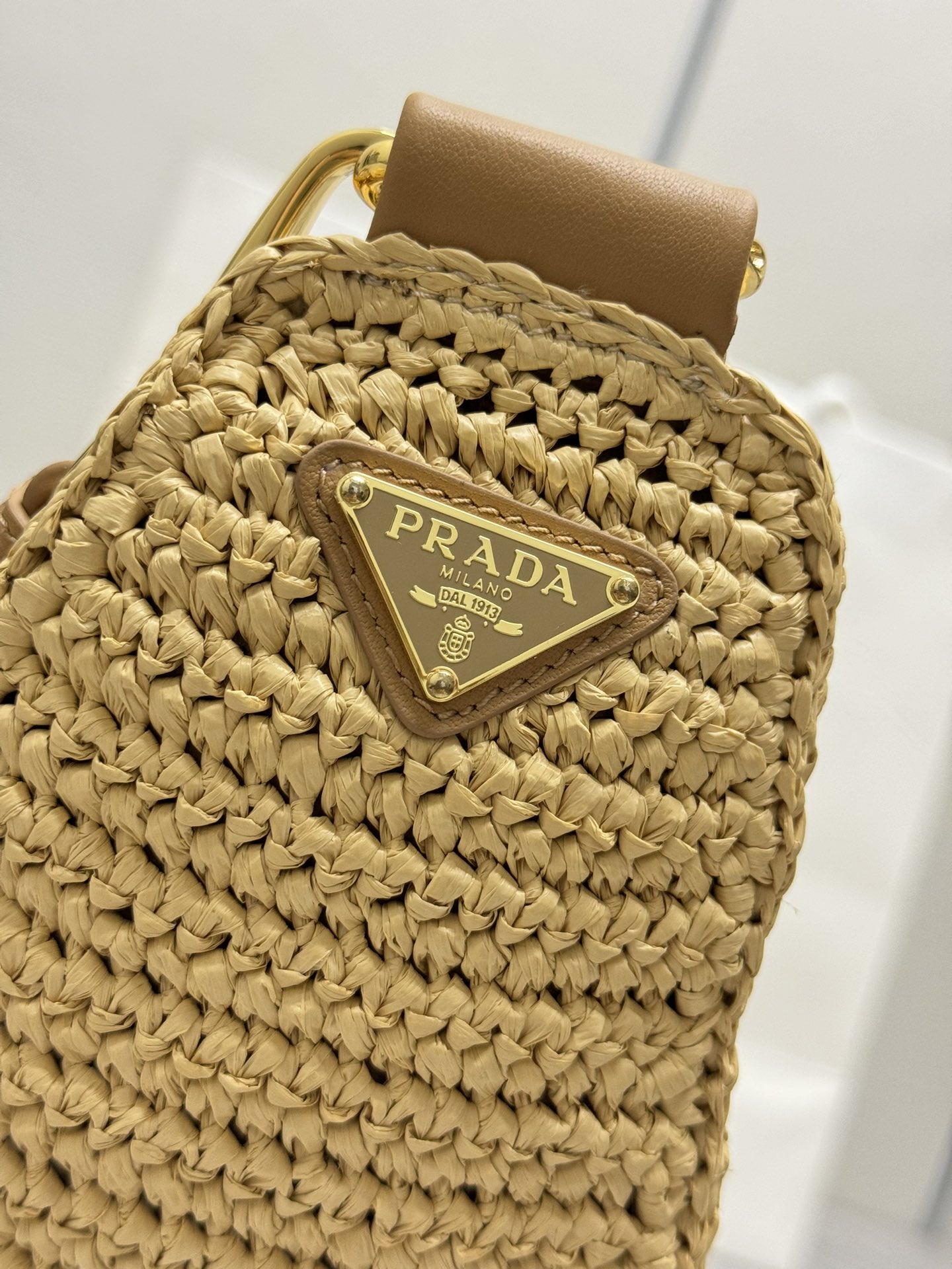 P700，(配专柜对版全套包装，独家订制)，🎉草编三角包🎉1BH190🎉🎉金扣
这款纯手工编织三角包设计太棒了🎉立体手工编织字体，复杂手工显得格外大气/时尚，容量空间大，上身效果非常棒，最爱是肩带配有一个可拆卸小包。回头率百分之百😀夏天必备🎉赶紧入手吧🎉🎉
长26x高14x底10.5cm