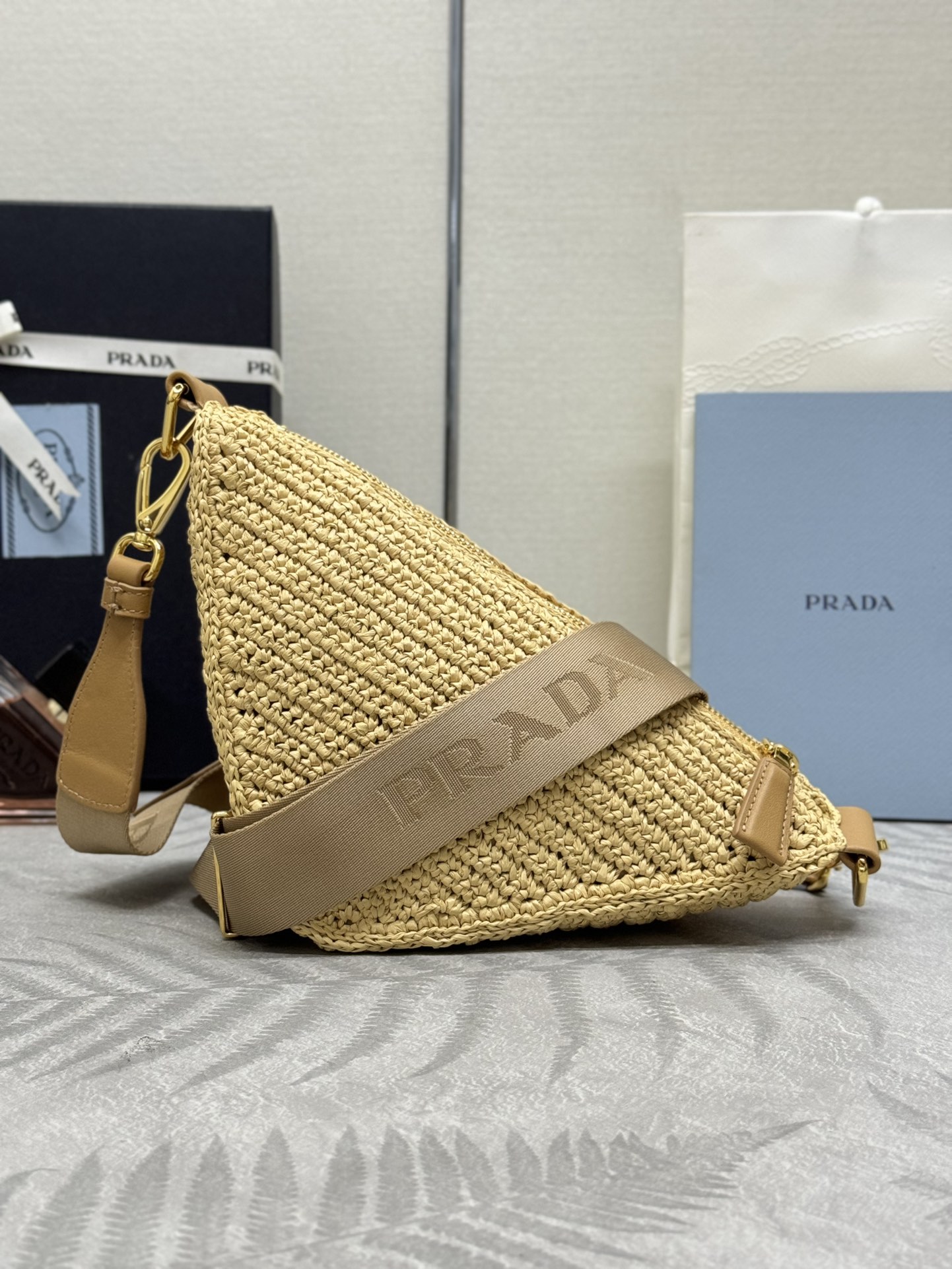 P700，(配专柜对版全套包装，独家订制)，🎉草编三角包🎉1BH190🎉🎉金扣
这款纯手工编织三角包设计太棒了🎉立体手工编织字体，复杂手工显得格外大气/时尚，容量空间大，上身效果非常棒，最爱是肩带配有一个可拆卸小包。回头率百分之百😀夏天必备🎉赶紧入手吧🎉🎉
长26x高14x底10.5cm