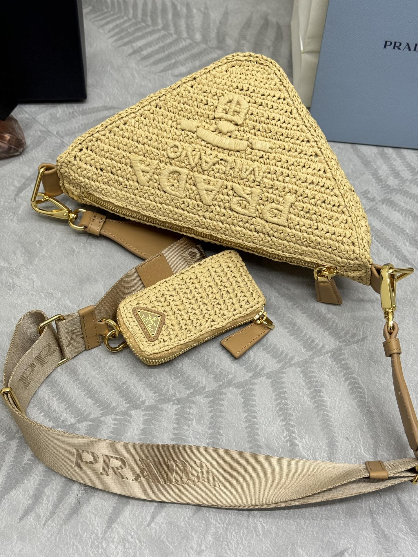 P700，(配专柜对版全套包装，独家订制)，🎉草编三角包🎉1BH190🎉🎉金扣
这款纯手工编织三角包设计太棒了🎉立体手工编织字体，复杂手工显得格外大气/时尚，容量空间大，上身效果非常棒，最爱是肩带配有一个可拆卸小包。回头率百分之百😀夏天必备🎉赶紧入手吧🎉🎉
长26x高14x底10.5cm