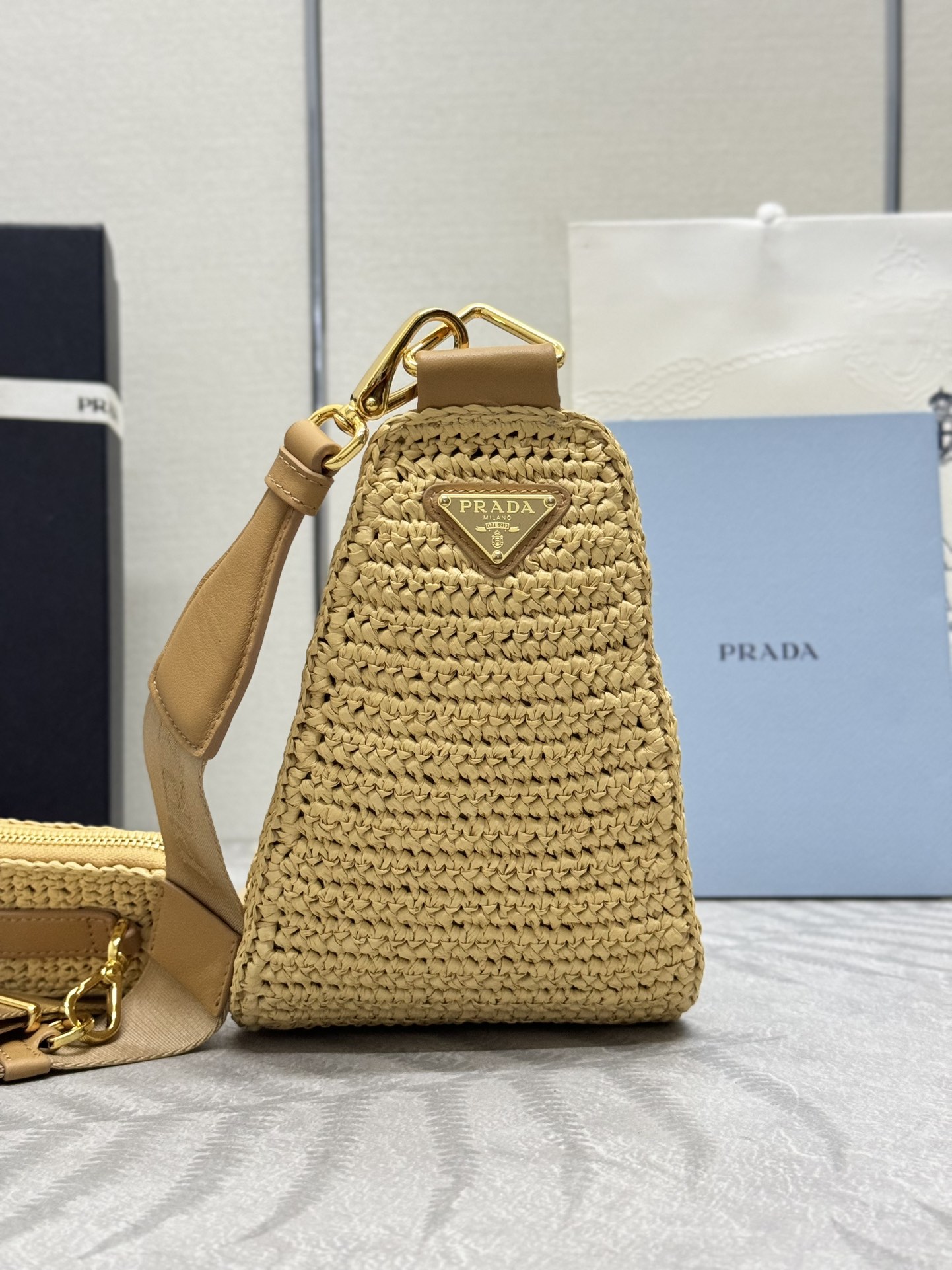 P700，(配专柜对版全套包装，独家订制)，🎉草编三角包🎉1BH190🎉🎉金扣
这款纯手工编织三角包设计太棒了🎉立体手工编织字体，复杂手工显得格外大气/时尚，容量空间大，上身效果非常棒，最爱是肩带配有一个可拆卸小包。回头率百分之百😀夏天必备🎉赶紧入手吧🎉🎉
长26x高14x底10.5cm