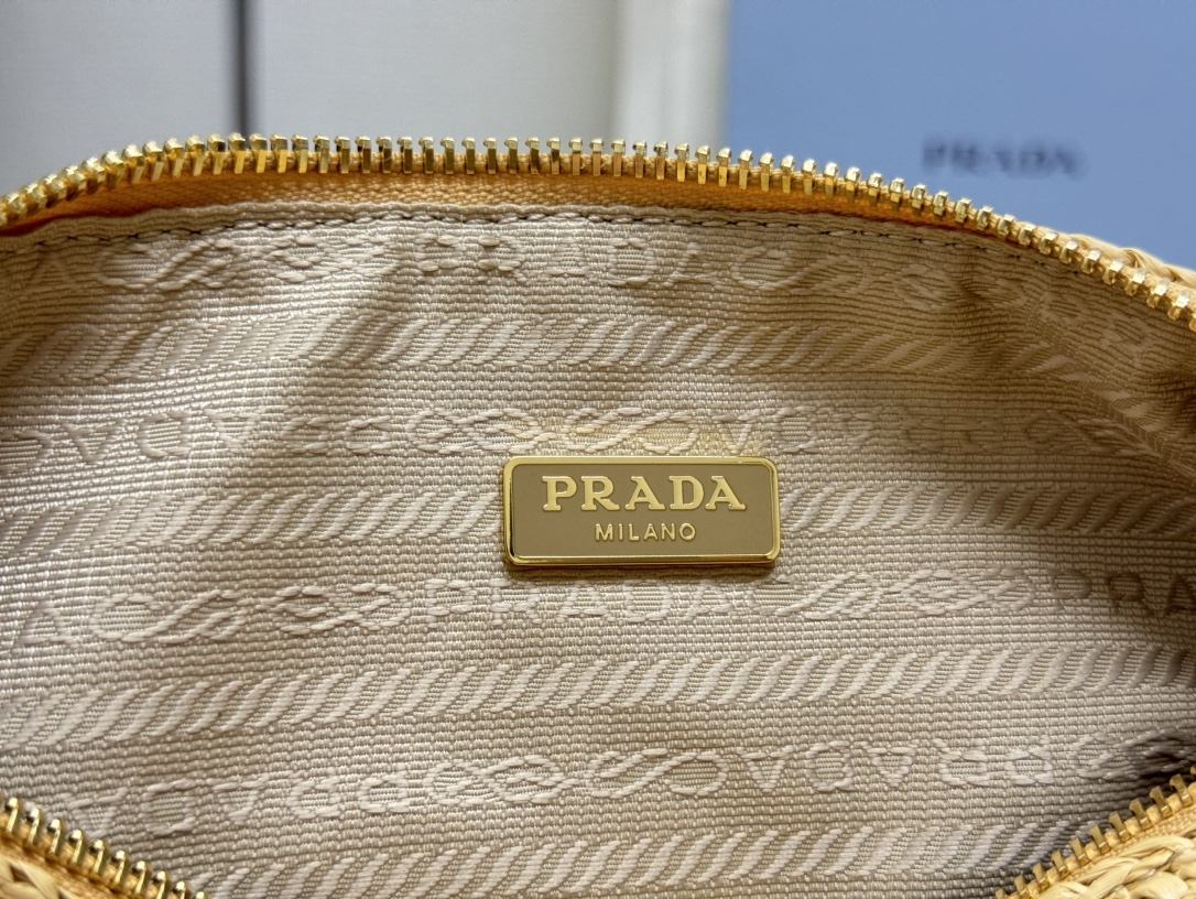 P700，(配专柜对版全套包装，独家订制)，🎉草编三角包🎉1BH190🎉🎉金扣
这款纯手工编织三角包设计太棒了🎉立体手工编织字体，复杂手工显得格外大气/时尚，容量空间大，上身效果非常棒，最爱是肩带配有一个可拆卸小包。回头率百分之百😀夏天必备🎉赶紧入手吧🎉🎉
长26x高14x底10.5cm