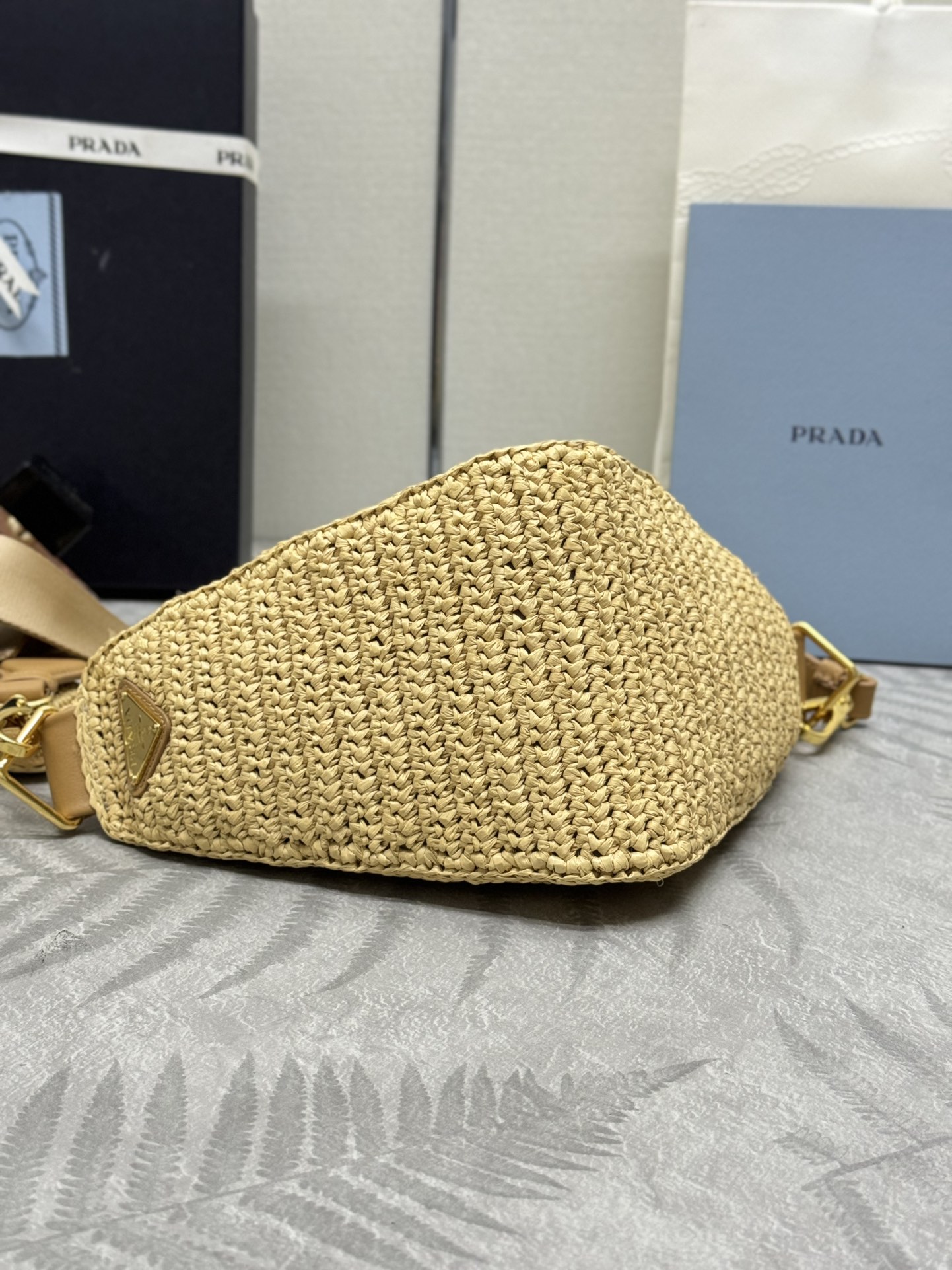 P700，(配专柜对版全套包装，独家订制)，🎉草编三角包🎉1BH190🎉🎉金扣
这款纯手工编织三角包设计太棒了🎉立体手工编织字体，复杂手工显得格外大气/时尚，容量空间大，上身效果非常棒，最爱是肩带配有一个可拆卸小包。回头率百分之百😀夏天必备🎉赶紧入手吧🎉🎉
长26x高14x底10.5cm