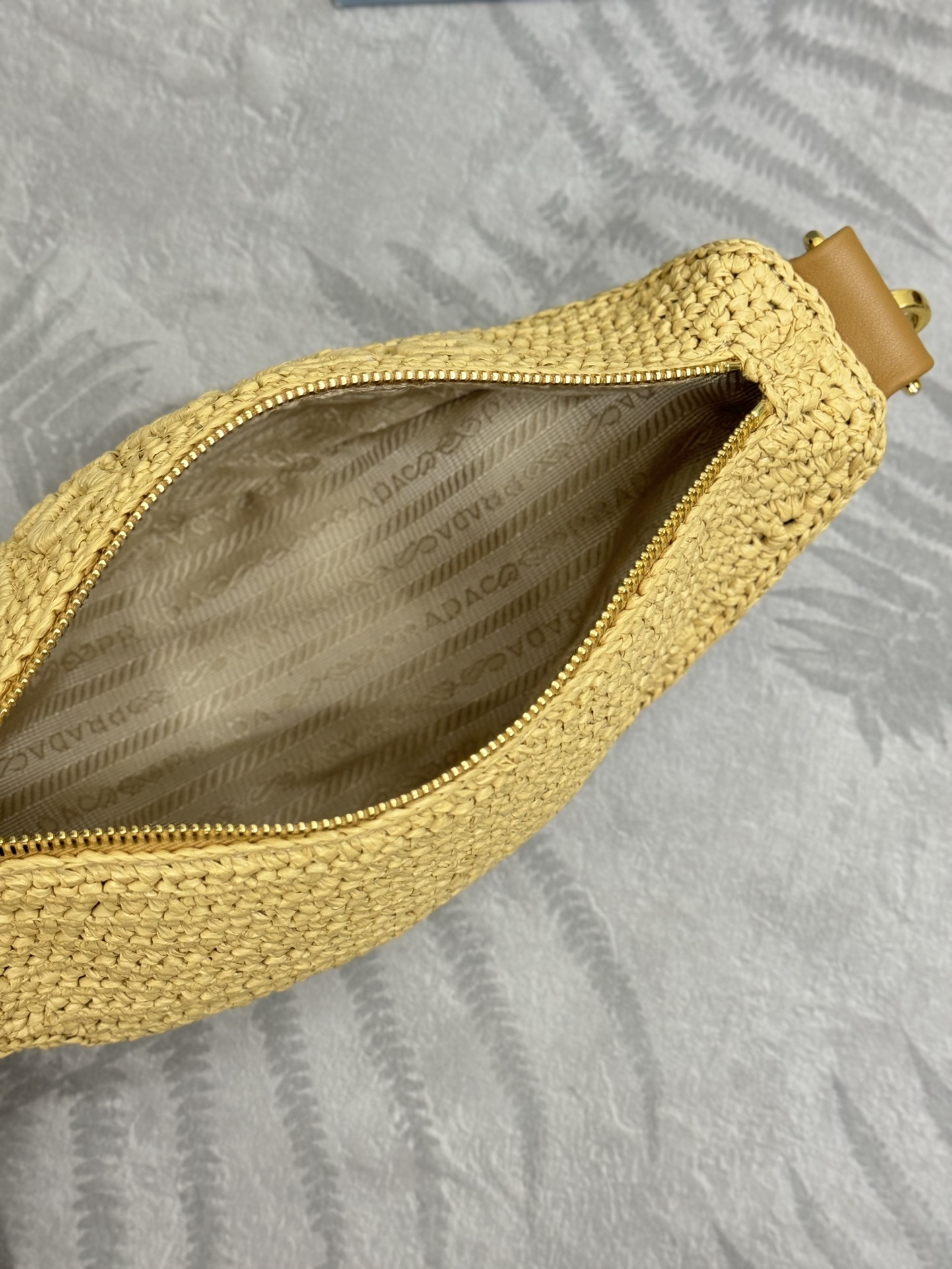 P700，(配专柜对版全套包装，独家订制)，🎉草编三角包🎉1BH190🎉🎉金扣
这款纯手工编织三角包设计太棒了🎉立体手工编织字体，复杂手工显得格外大气/时尚，容量空间大，上身效果非常棒，最爱是肩带配有一个可拆卸小包。回头率百分之百😀夏天必备🎉赶紧入手吧🎉🎉
长26x高14x底10.5cm