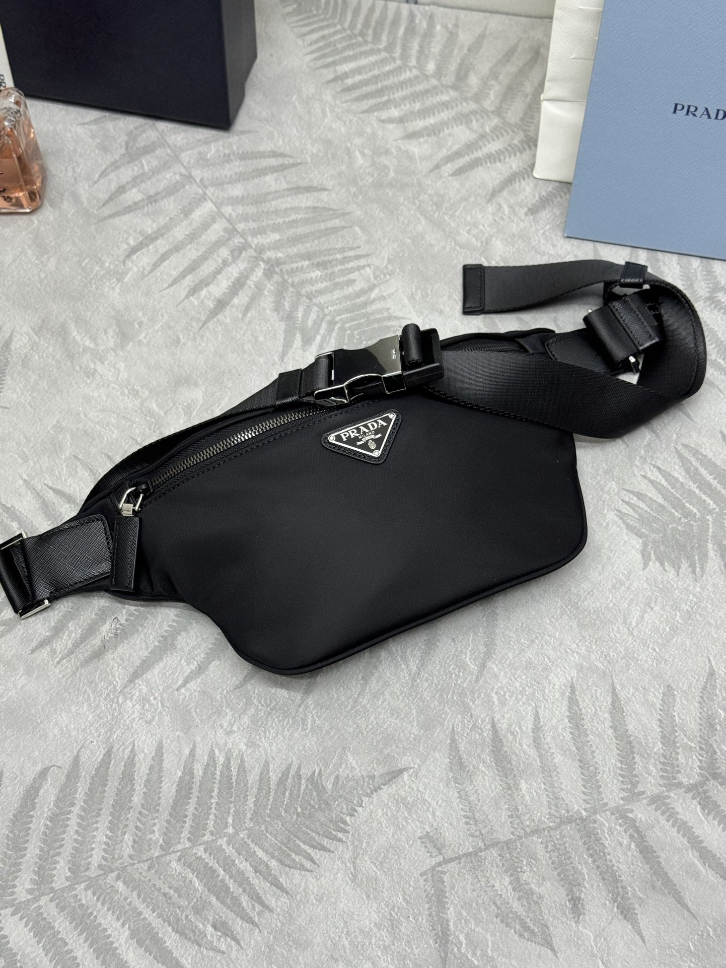 P310，(配专柜对版全套包装，独家订制)，🎉经典款腰包/胸包🎉(2VL033升级版)🎉这款腰包设计不仅实用还增强了整体设计感  ，让身材比例轻易拉高包在哪腰就在哪，又可当胸包和斜跨👍👍日常搭配不同衣着都可以，而且上身造型感很赞😘简约/轻便/时尚😘😘男女共用款🙊又是一款永久不过时的腰包/胸包👏👏                                                         尺寸：长33x高24x底13cm