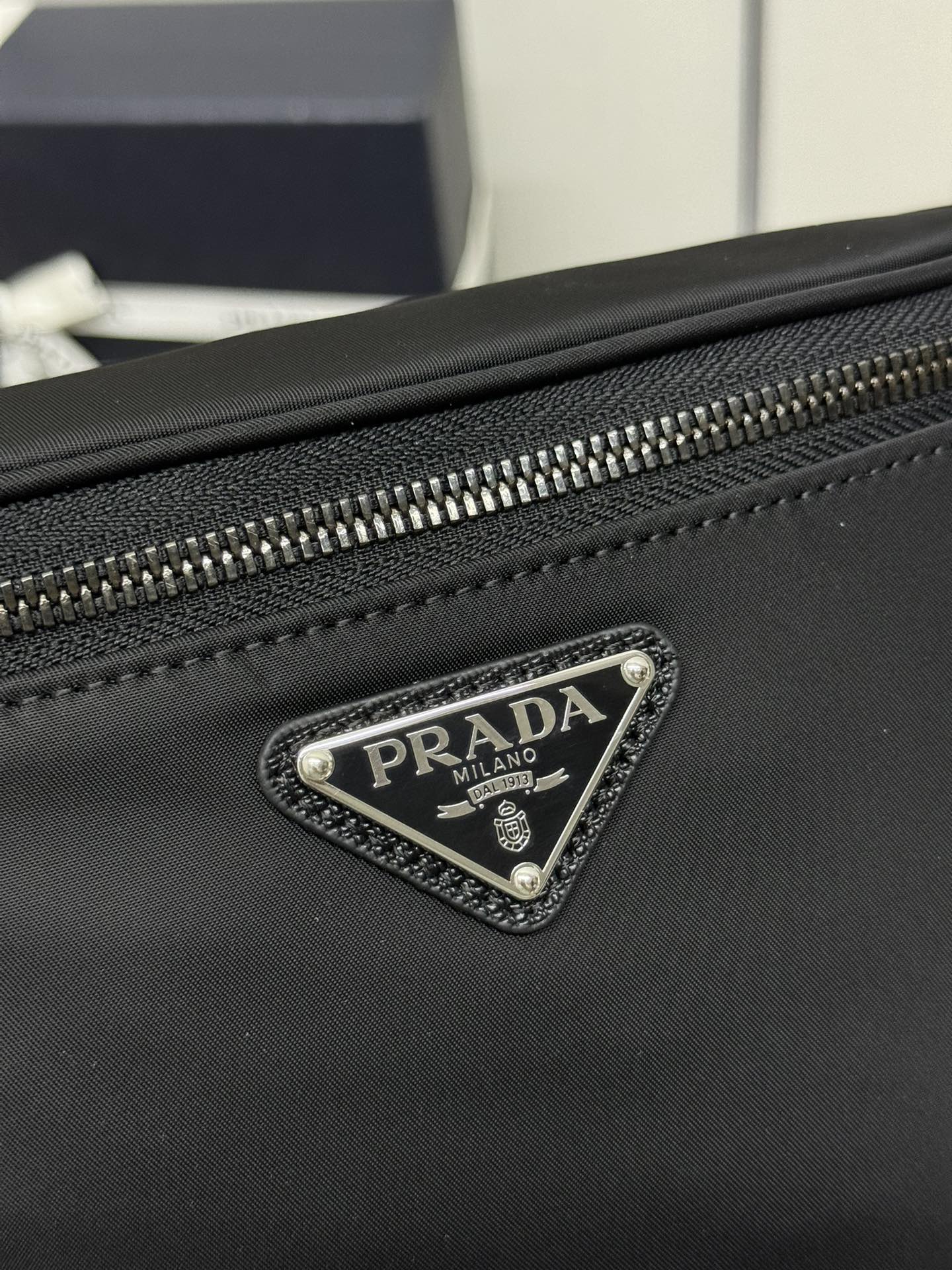 P310，(配专柜对版全套包装，独家订制)，🎉经典款腰包/胸包🎉(2VL033升级版)🎉这款腰包设计不仅实用还增强了整体设计感  ，让身材比例轻易拉高包在哪腰就在哪，又可当胸包和斜跨👍👍日常搭配不同衣着都可以，而且上身造型感很赞😘简约/轻便/时尚😘😘男女共用款🙊又是一款永久不过时的腰包/胸包👏👏                                                         尺寸：长33x高24x底13cm