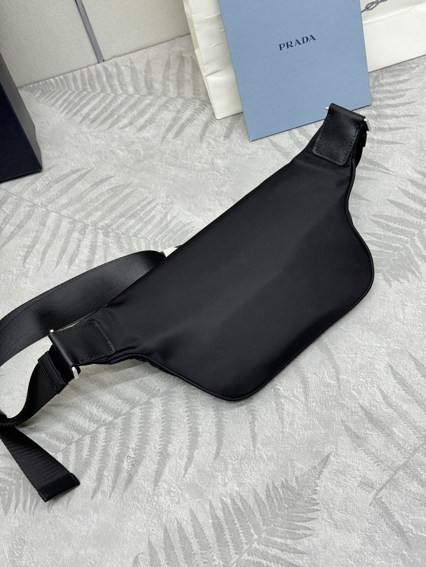 P310，(配专柜对版全套包装，独家订制)，🎉经典款腰包/胸包🎉(2VL033升级版)🎉这款腰包设计不仅实用还增强了整体设计感  ，让身材比例轻易拉高包在哪腰就在哪，又可当胸包和斜跨👍👍日常搭配不同衣着都可以，而且上身造型感很赞😘简约/轻便/时尚😘😘男女共用款🙊又是一款永久不过时的腰包/胸包👏👏                                                         尺寸：长33x高24x底13cm