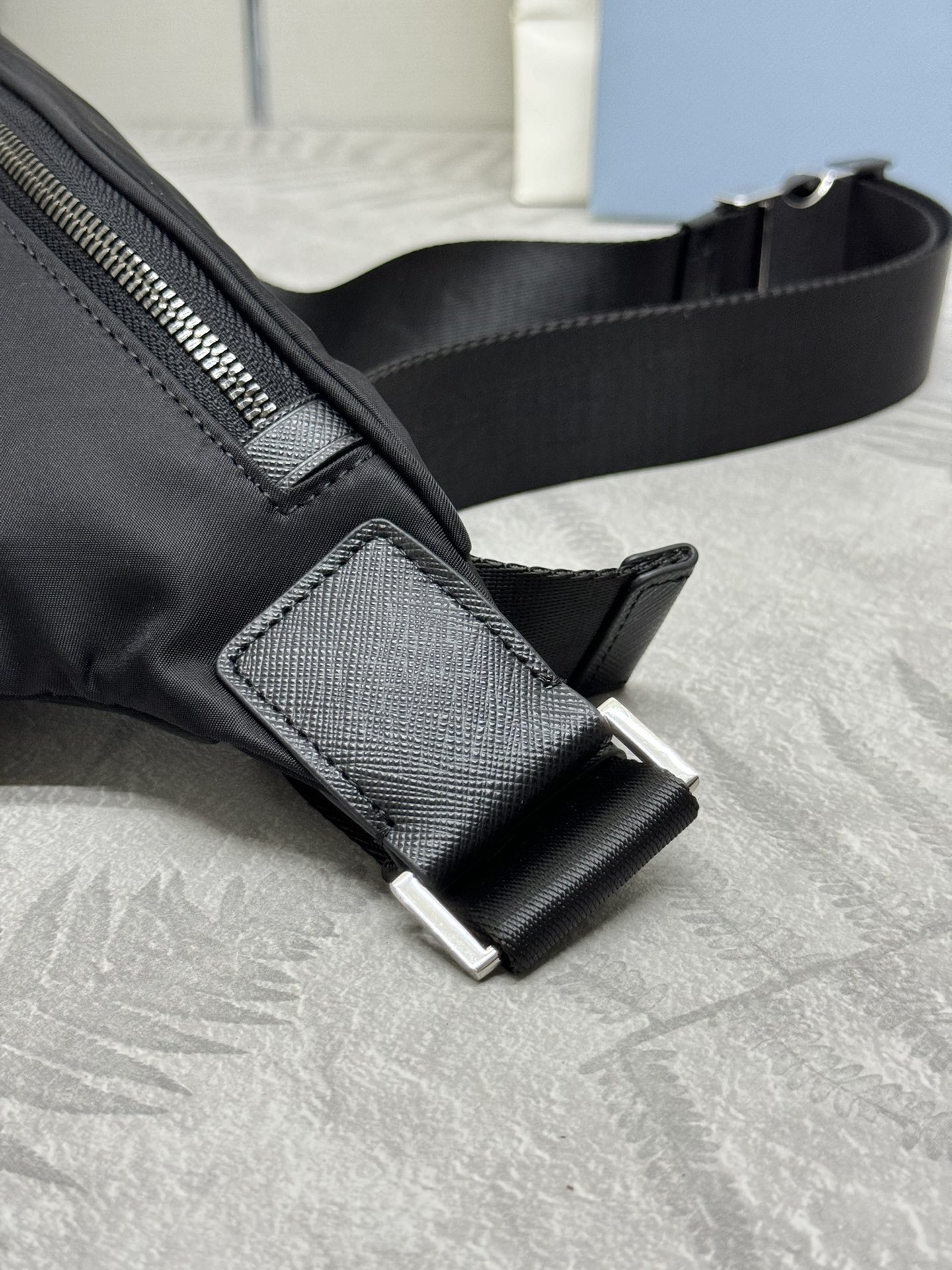 P310，(配专柜对版全套包装，独家订制)，🎉经典款腰包/胸包🎉(2VL033升级版)🎉这款腰包设计不仅实用还增强了整体设计感  ，让身材比例轻易拉高包在哪腰就在哪，又可当胸包和斜跨👍👍日常搭配不同衣着都可以，而且上身造型感很赞😘简约/轻便/时尚😘😘男女共用款🙊又是一款永久不过时的腰包/胸包👏👏                                                         尺寸：长33x高24x底13cm