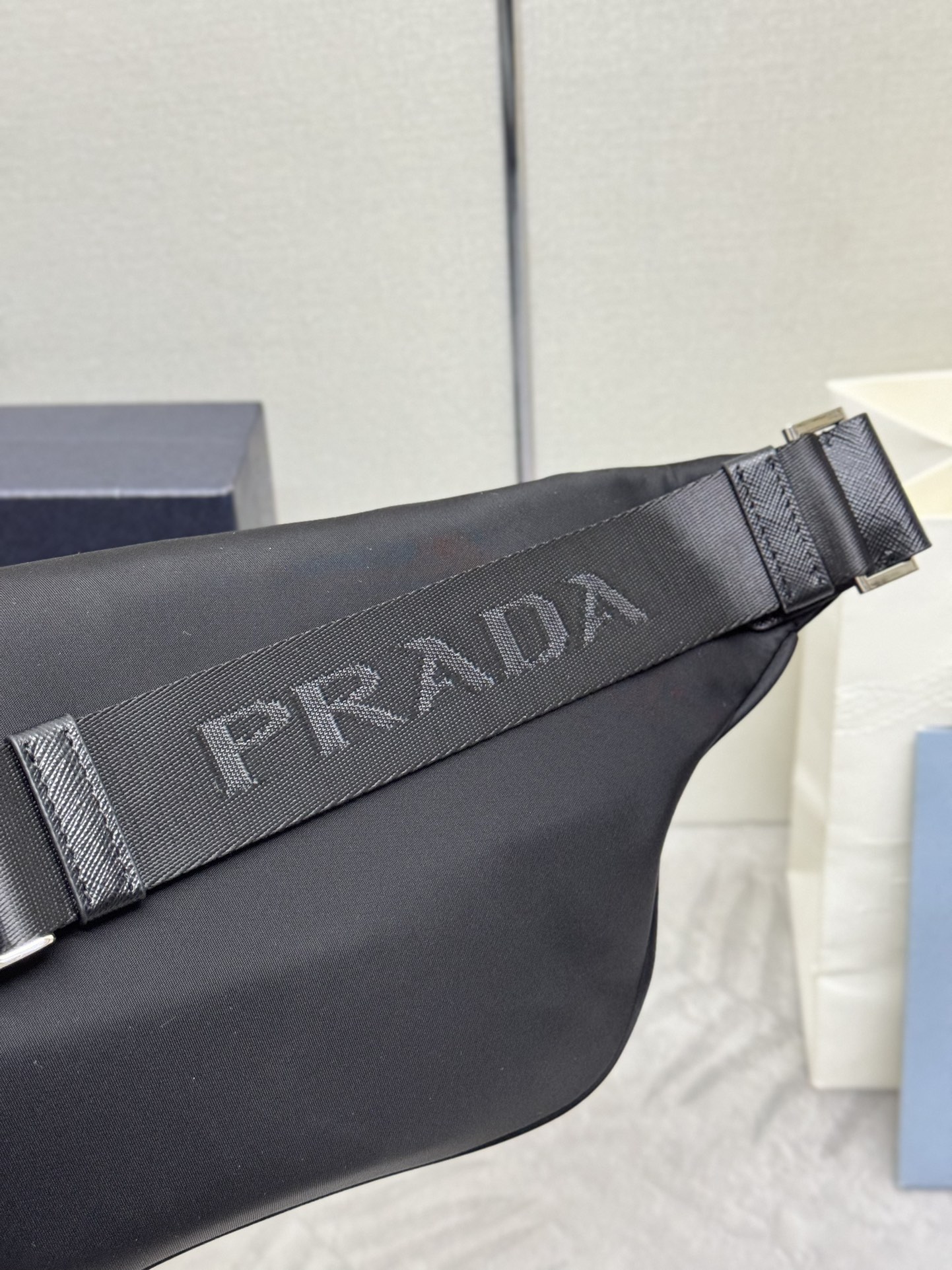 P310，(配专柜对版全套包装，独家订制)，🎉经典款腰包/胸包🎉(2VL033升级版)🎉这款腰包设计不仅实用还增强了整体设计感  ，让身材比例轻易拉高包在哪腰就在哪，又可当胸包和斜跨👍👍日常搭配不同衣着都可以，而且上身造型感很赞😘简约/轻便/时尚😘😘男女共用款🙊又是一款永久不过时的腰包/胸包👏👏                                                         尺寸：长33x高24x底13cm