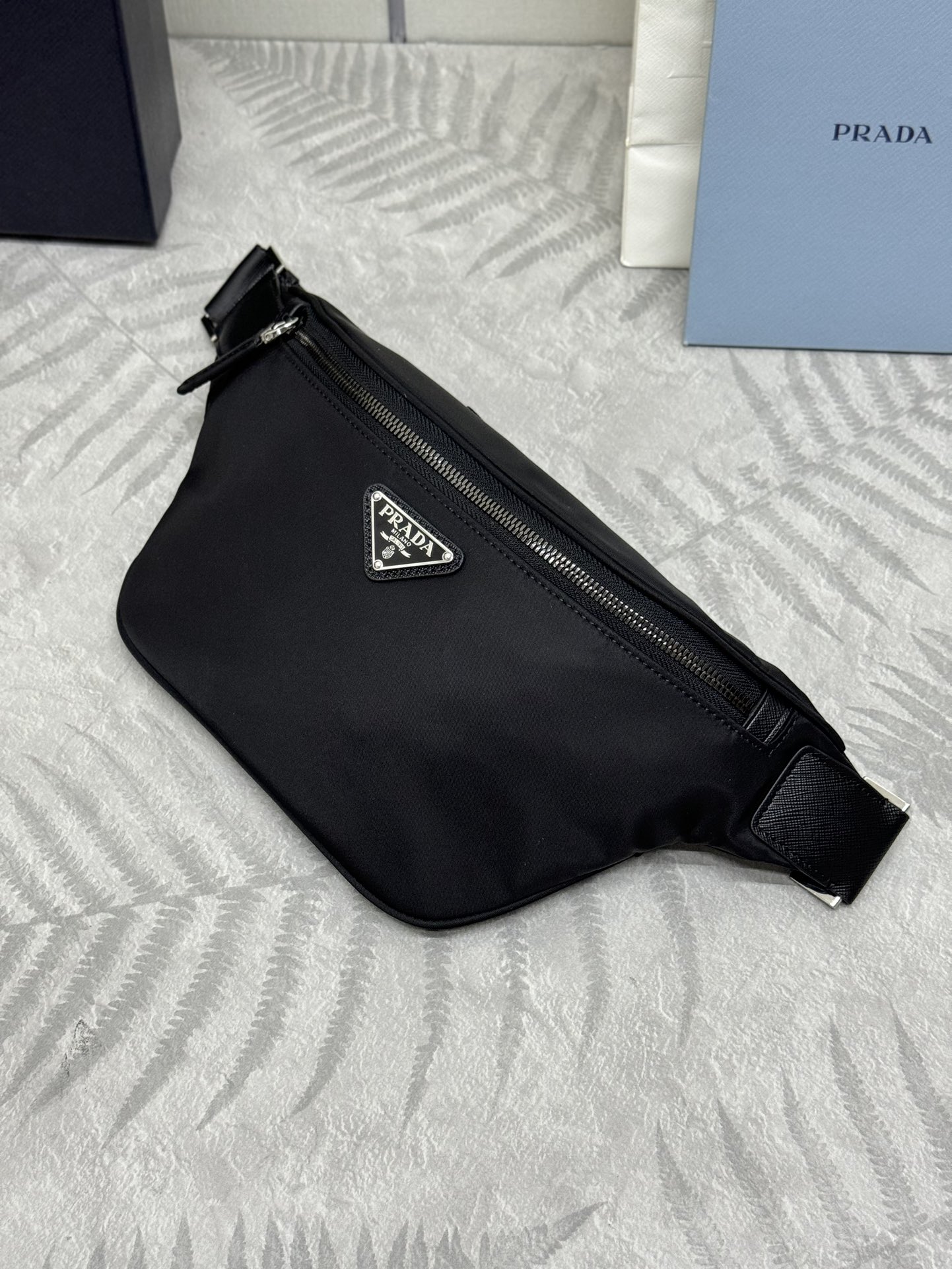 P310，(配专柜对版全套包装，独家订制)，🎉经典款腰包/胸包🎉(2VL033升级版)🎉这款腰包设计不仅实用还增强了整体设计感  ，让身材比例轻易拉高包在哪腰就在哪，又可当胸包和斜跨👍👍日常搭配不同衣着都可以，而且上身造型感很赞😘简约/轻便/时尚😘😘男女共用款🙊又是一款永久不过时的腰包/胸包👏👏                                                         尺寸：长33x高24x底13cm