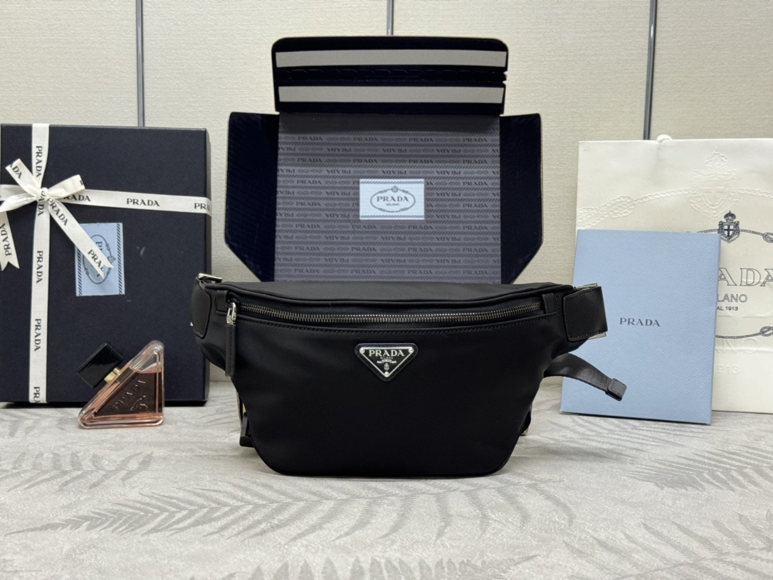 NO:386008,.Classic waist bag/breast bag (2VL033 upgraded version) This waist bag design is not only practical but also enhances the overall design sense, allowing the body proportions to easily raise the waist. It can also be used as a chest bag and a slant straddle for different clothes in daily life. The upper body shape is very simple/lightweight/fashioned style for men and women. It is also a permanent outdated waist bag/breast bag size length 33x height 24x bottom 13cm, Prada [top original list], prada19860909.经典款腰包/胸包(2VL033升级版)这款腰包设计不仅实用还增强了整体设计感 ,让身材比例轻易拉高包在哪腰就在哪,又可当胸包和斜跨日常搭配不同衣着都可以,而且上身造型感很赞简约/轻便/时尚男女共用款又是一款永久不过时的腰包/胸包尺寸长33x高24x底13cm,普拉达【顶级原单】,prada,Bag