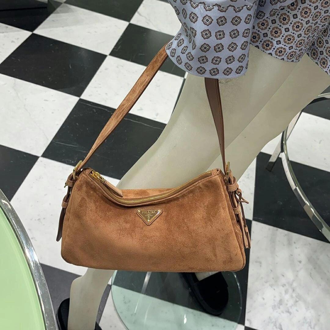 Prada Product _d8cqfu1JXZKryTMcD4tpVrJK2_psEw1G8XXU71Q