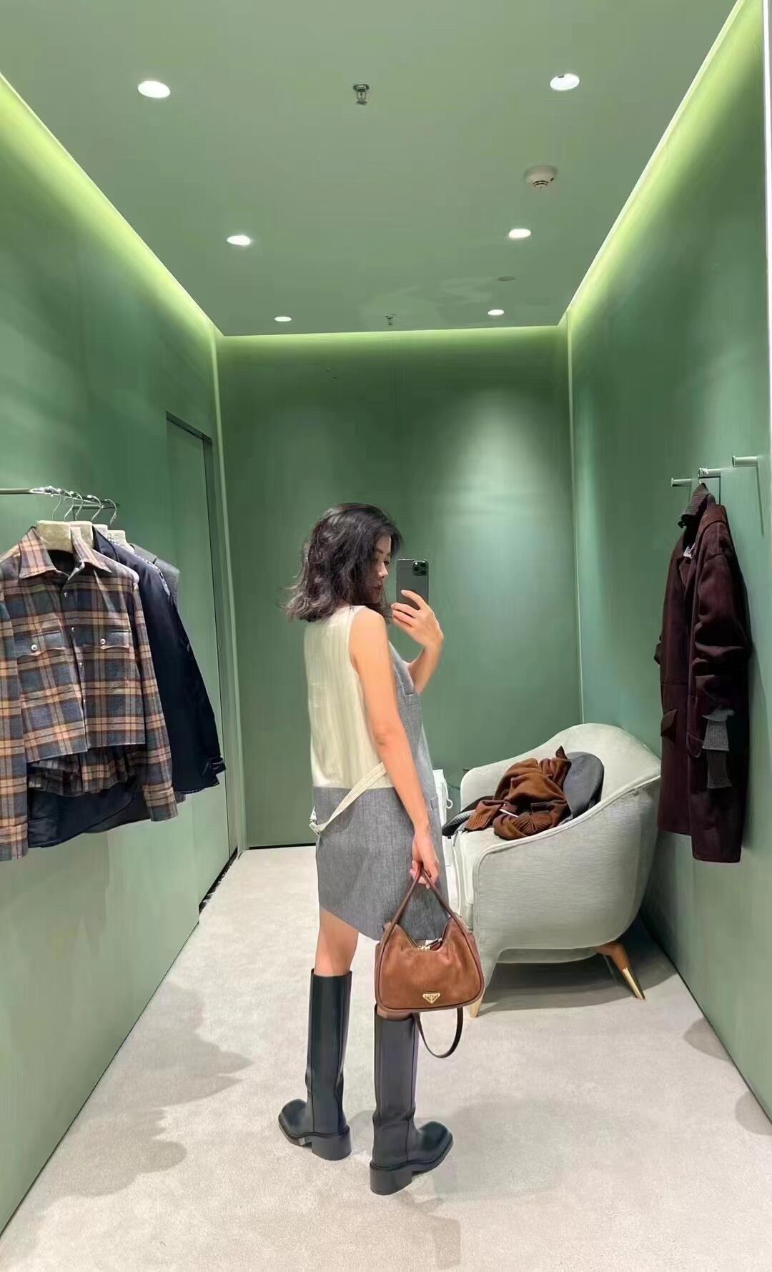 Prada Product _dp7qfsGH3Dj5sJvqUni_T4ZQ9SoUDYbjPfVTP2A
