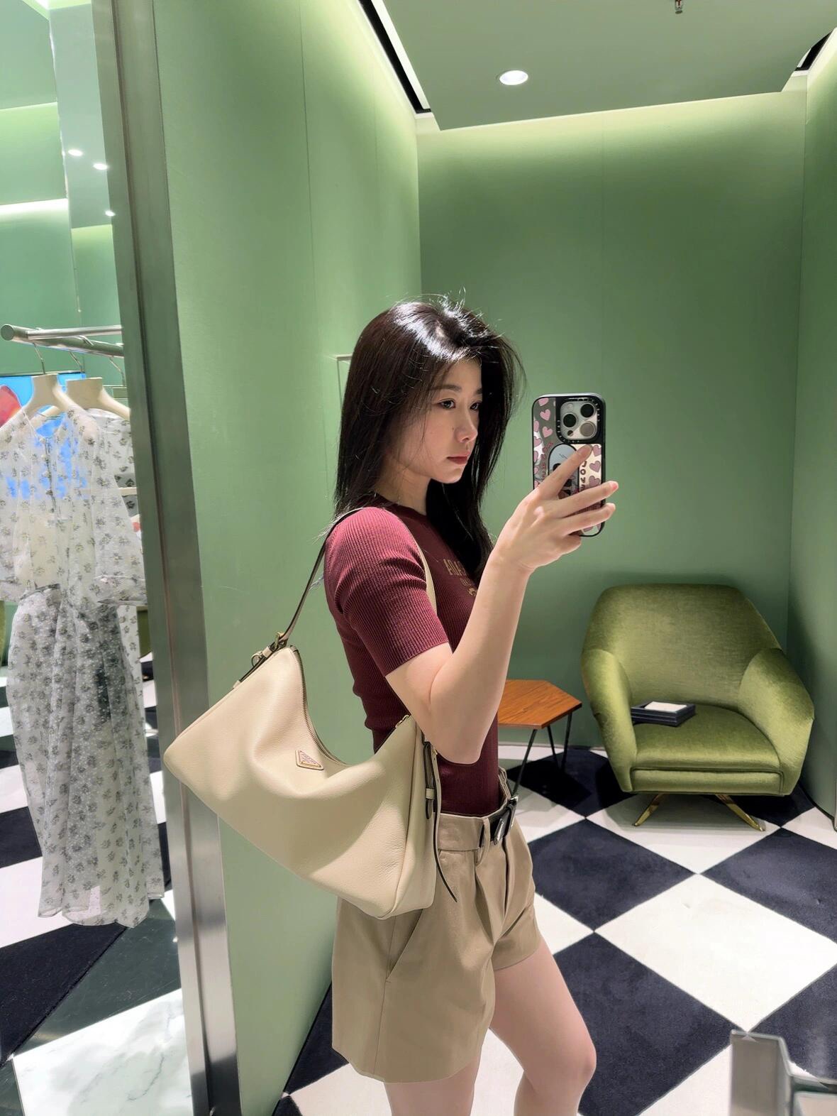 Prada Product _dwdqfUnUEwOlugR405ySQwcU-wcu4CSshI2EmUw