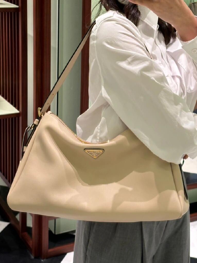 Prada Product _dv4qfR83jyMpO2_4ddeY2KGTw1pOY55_uLzOWYQ
