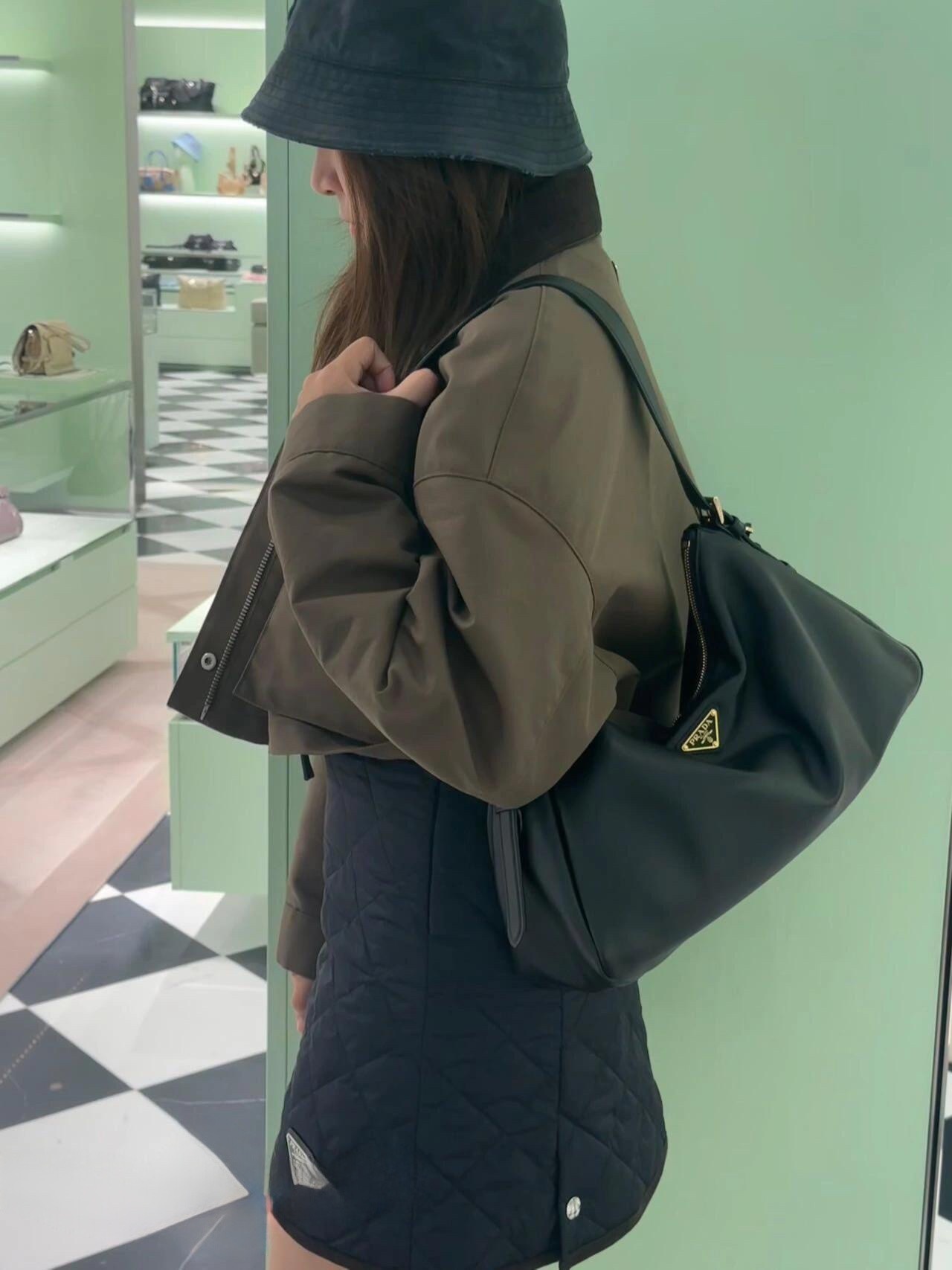 Prada Product _dvhqfpEJmvf9xVuoM-rmVt-LE0DUuy5O2oocNVw