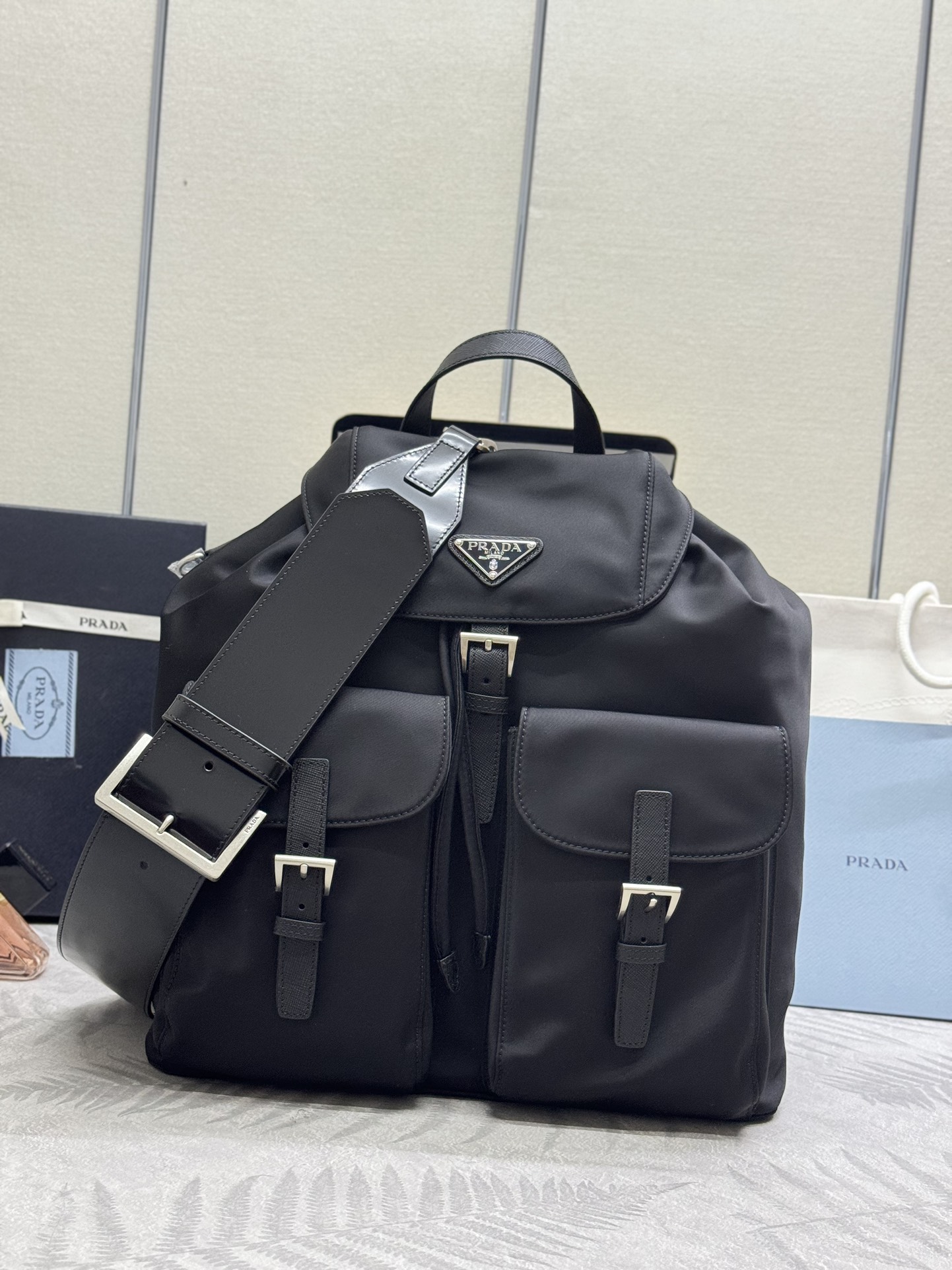 NO:390148,, New backpack 2VZ110+ glossy leather shoulder straps Retro hardware, this Re-Nylon backpack is designed with classic nylon fabric, retro nostalgic hardware, integrating innovative and practical elements, presenting a refined and timeless style. It is equipped with a removable glossy shoulder strap, one bag is two-purpose, and can be used interchangeably in different occasions. The upper body effect is very fashionable and atmospheric. It is another popular backpack with internet celebrity grass. Hurry up and buy it. Long 34x high 39x bottom 15cm, Prada [top original list], prada, backpacks19860909,新款双肩背包2VZ110+光面皮肩带 复古五金,这款Re-Nylon双肩背包采用经典尼龙面料设计,复古怀旧五金,融合创新实用元素,呈现精致隽永风范.配有一条可拆卸的亮面肩带,一包两用,不同场合可交换使用.上身效果非常时尚大气,又是一款网红种草爆款的双肩背包赶紧入手吧 长34x高39x底15cm,普拉达【顶级原单】,prada,backpacks,Bag