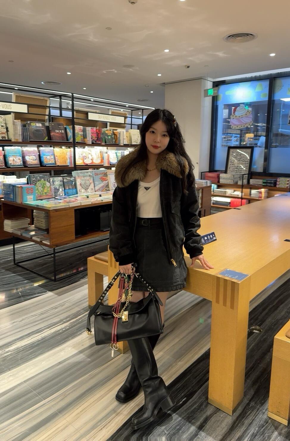 Prada Product _dqeqf0m7cm4TRLh0akhaVFUsCMDSrc_LB-7mTog