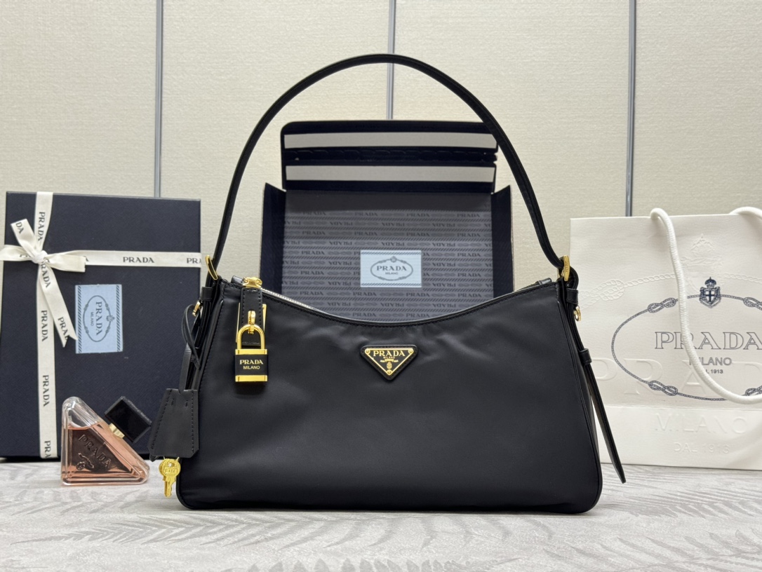 1BC232, bolso de nailon con candado 🎉, en stock