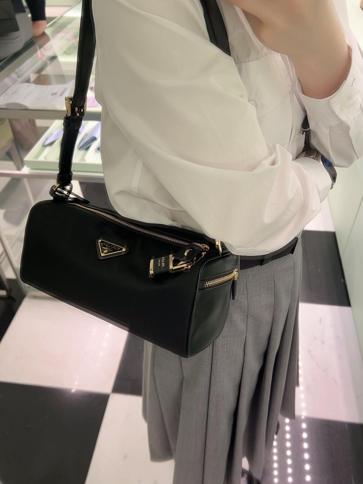 Bolso cubo pequeño con candado, foto de uso