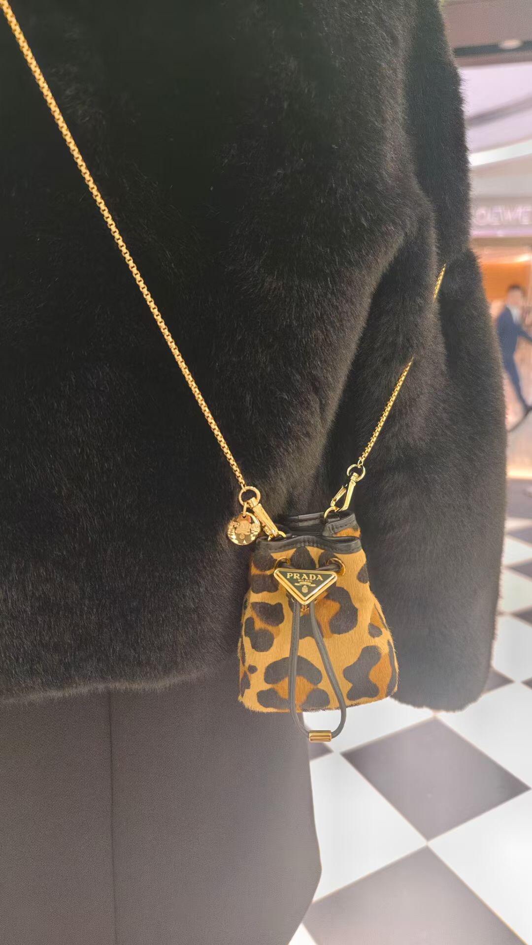 Prada Product _dxpqfRiwK9MaOng_MTNBzjnOPjGmqWnYoQiYt8A