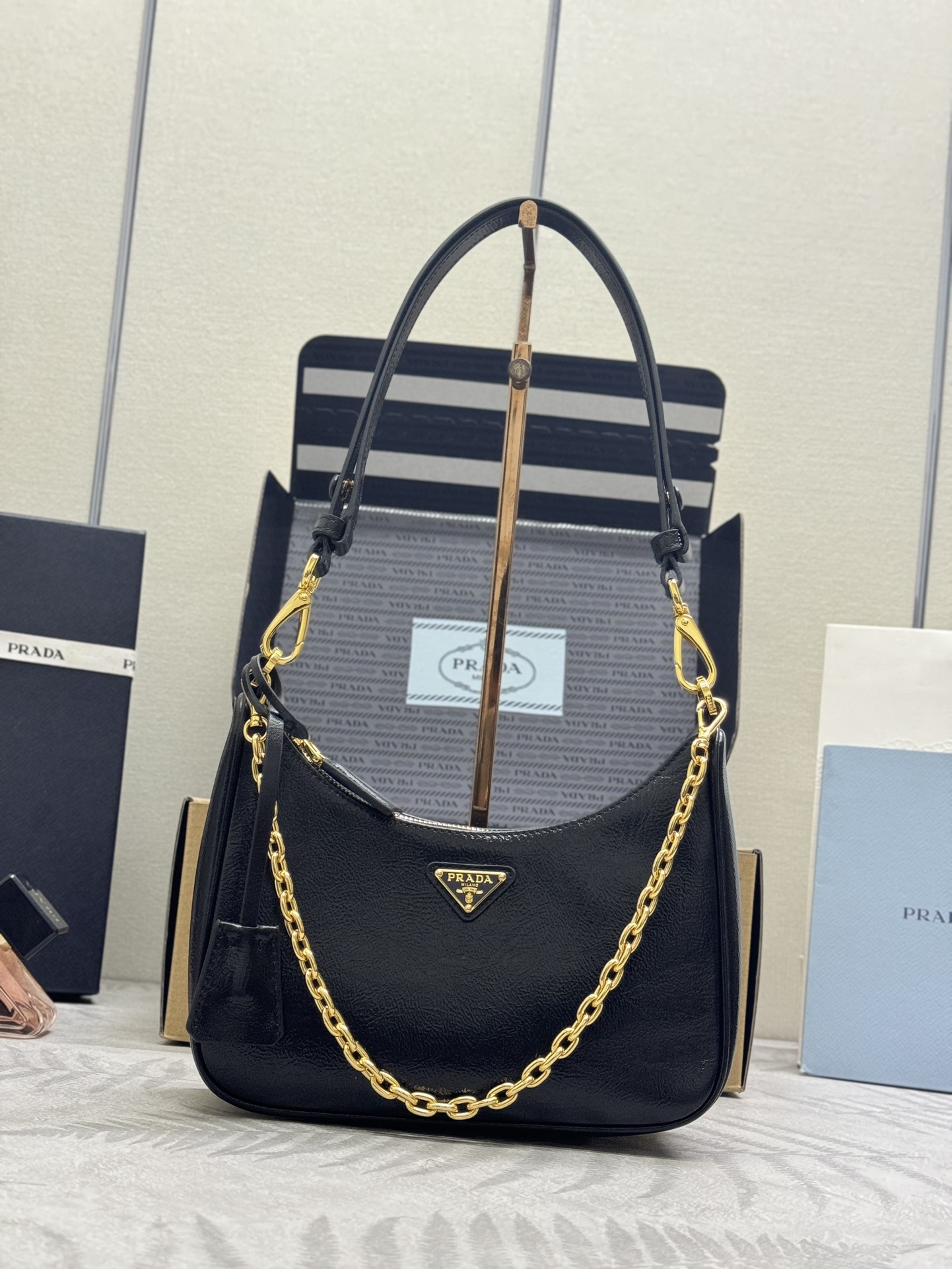 NO:390068,.New Hoho1BC204 (wrinkled patent leather), hand-heeled/armer bag/crossbody bag This Hobo hand-heeled/armer bag/crossbody bag is very powerful, one bag and three-purpose, it is perfect to use imported Napa cowhide, which is softer, the shoulder strap can be adjusted and switched to the upper body at any time, the effect is beautiful, convenient and practical, hurry up and buy it. Long 23x high 17x bottom 6.5cm, Prada [top original list], prada, satchels, crossbody bags, cowhide19860909.新款Hoho1BC204(皱漆皮),手拎/腋下包/斜挎包 这款Hobo手拎/腋下包/斜挎包,功能非常强,一包三用,太完美采用进口纳帕牛皮,更加柔软,肩带可调节随时切换上身效果美美的,方便又实用赶紧入手吧 长23x高17x底6.5cm,普拉达【顶级原单】,prada,satchels,crossbody bags,cowhide,Bag