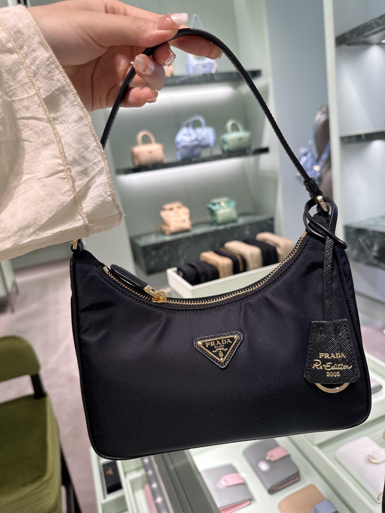 NO:386871,Golden buckle upper body picture, Prada [top original list], prada19860909金扣上身图,普拉达【顶级原单】,prada,Bag