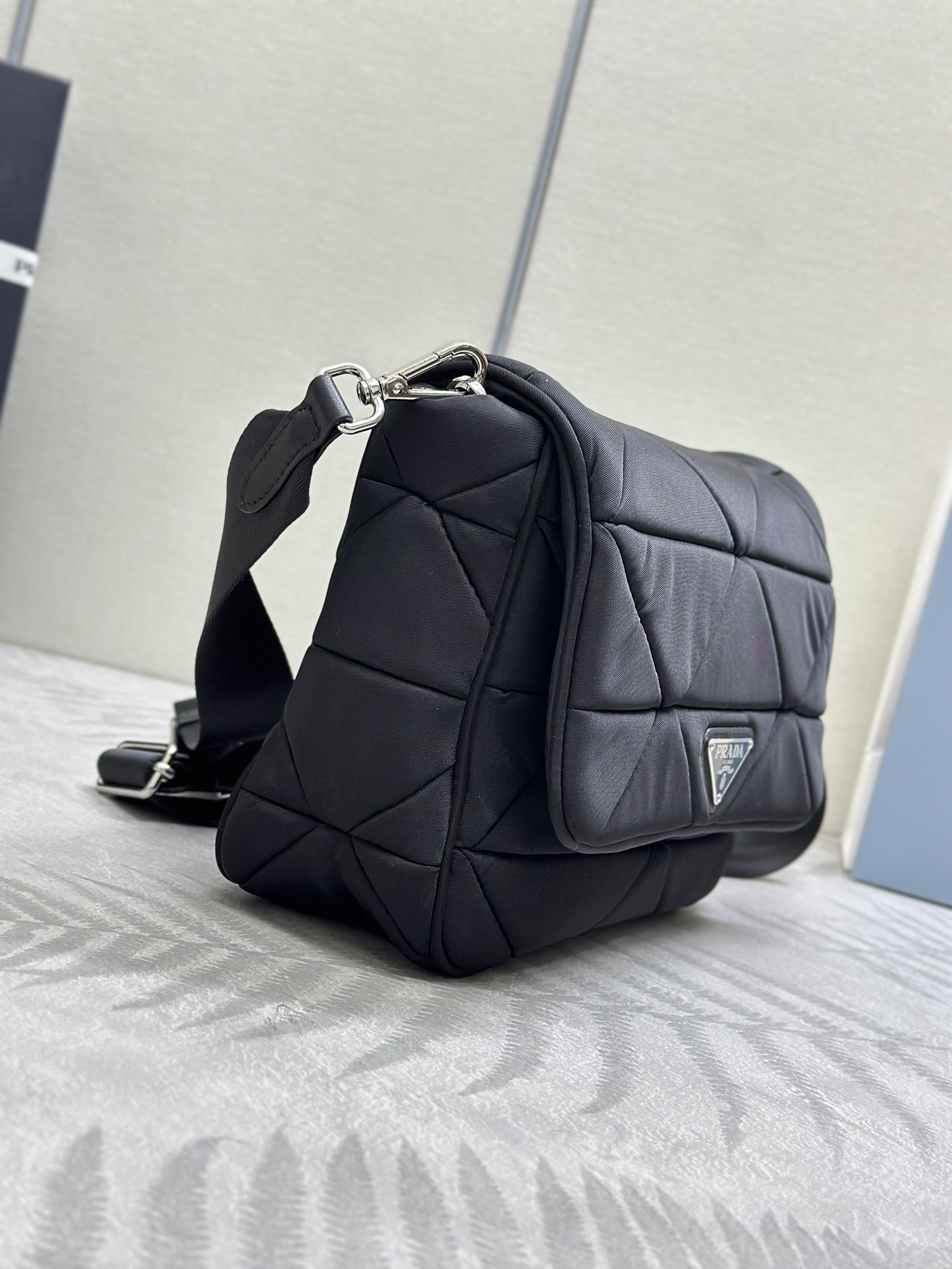 P520，(配专柜对版全套包装，独家订制)，🎉新款三合一🎉1BD290中号🎉中号🎉👏👏这款三合一女包采用进口尼龙布料，顶级五金🎉🎉纯手工菱形拼接图案设计，显得格外独特大气，单肩背和斜跨多种背法👍👍最爱还是那小零钱包🙊🙊这种非常士女化的计设灵感，显得简洁优而雅，又是一款永久不过时三合一😘😘一向女是生所追求完美😘😘赶紧手入吧
长24x高24x底8.5cm