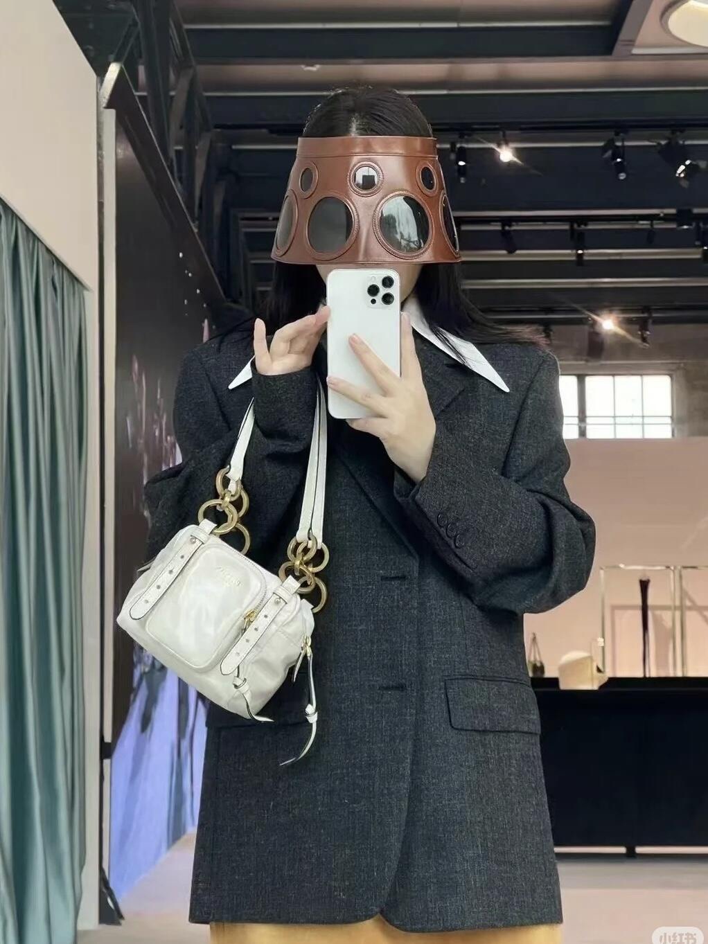 Prada New product first release 25 small white upper body picture