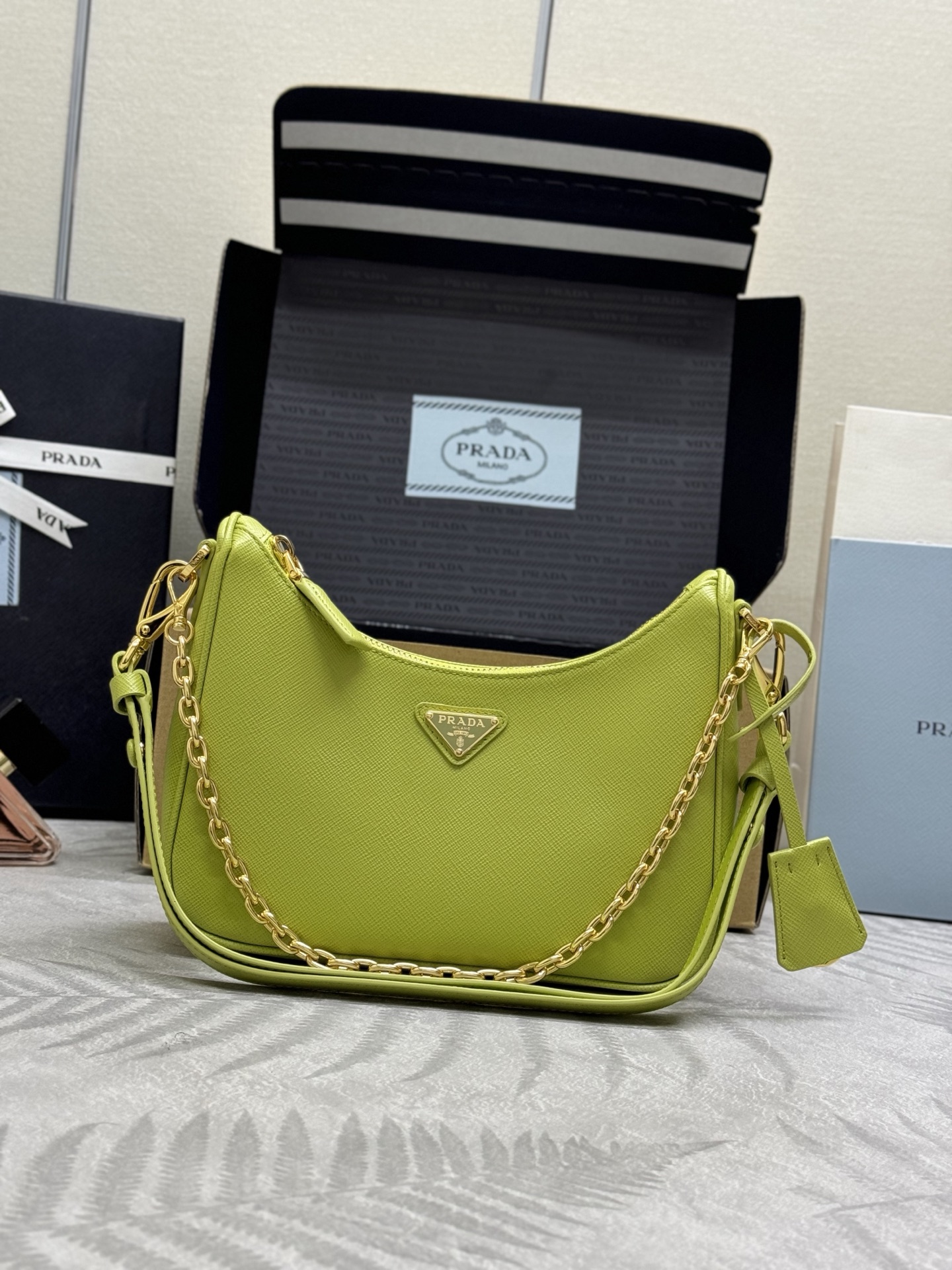 NO:385574,. New upgraded version of Hobo1BC204 cross-patterned shoulder straps are removable. This versatile handbag is made of simple lines and classic details, paired with removable chains and adjustable shoulder straps, and can also be straps/carrying/cross-body, made of Saffiano leather, embellished with a unique enamel triangle metal logo. It is another permanent outdated model. Babies, hurry up and buy it. Size: 22x long and 18x bottom 6cm, Prada [top original list], prada19860909.新升级版Hobo1BC204十字纹 肩带可拆卸 这款百搭手袋采用简洁线条和经典细节设计,搭配可拆卸链条和调节长肩带,又可肩带/手提/斜挎,采用Saffiano皮革材质,点缀别具一格的涂珐琅三角形金属徽标.又是一款永久不过时爆款,宝宝们,赶紧入手吧 尺寸:长22x高18x底6cm,普拉达【顶级原单】,prada,Bag