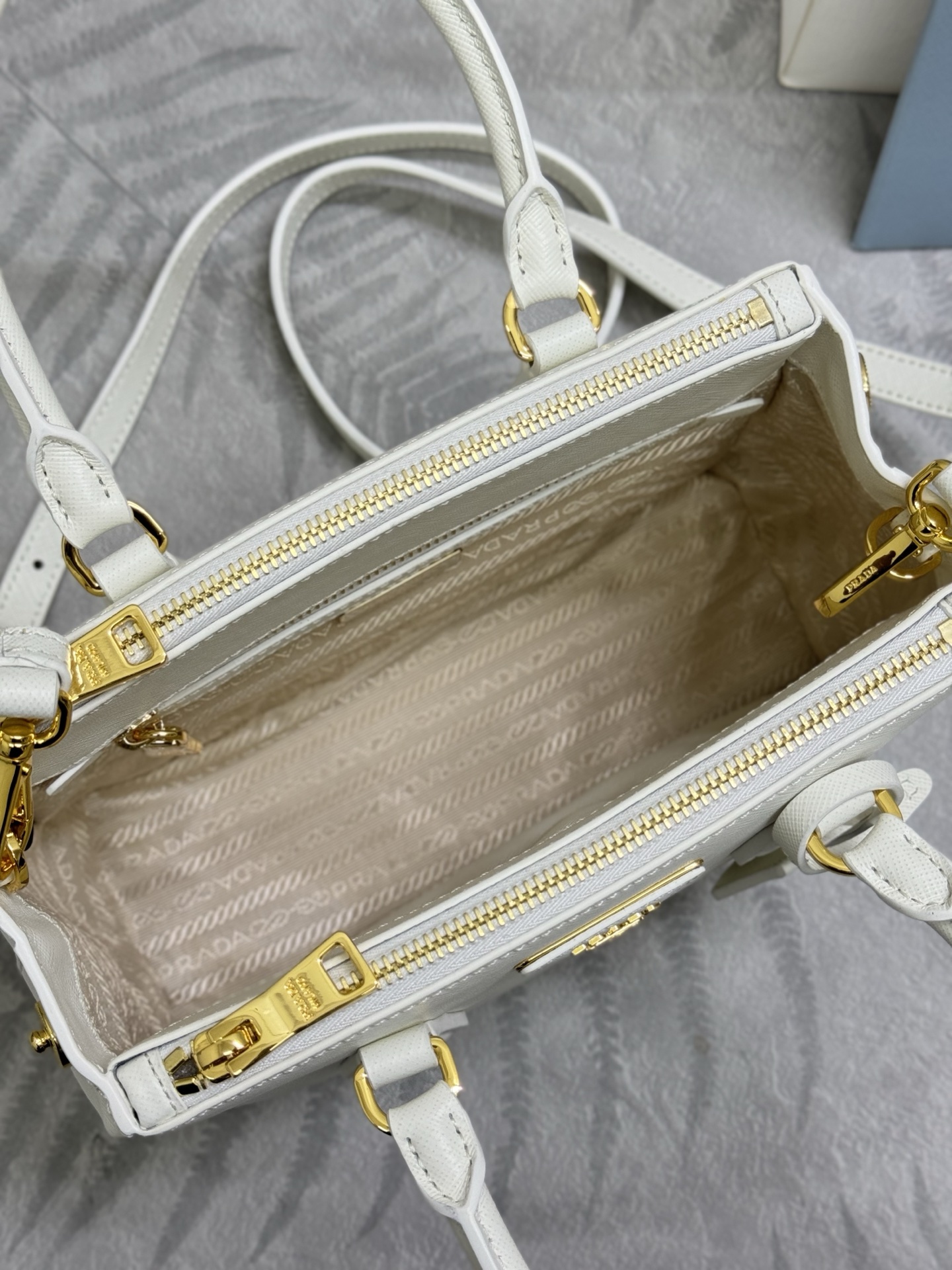 P670,(配专柜对版全套包装,独家订制),💋经典爆款1BA896💋,小号杀手包24cm,全面升级版🤙🤙采用进口十字纹牛皮.顶级拉丝五金🤙🤙Galleria 手袋设计经典隽永,最具标志性意义的杀手包👏🏻👏🏻,永久不过时的款式,并配有多个口袋和一条可拆卸肩带,
尺寸:长24.5x高16.5x底11cm