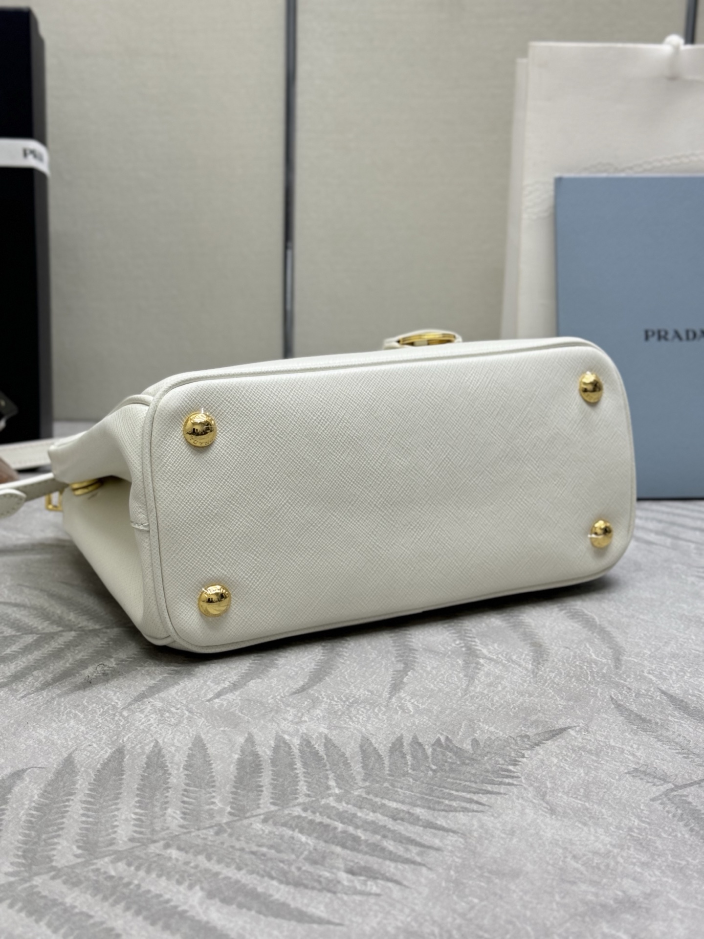 P670,(配专柜对版全套包装,独家订制),💋经典爆款1BA896💋,小号杀手包24cm,全面升级版🤙🤙采用进口十字纹牛皮.顶级拉丝五金🤙🤙Galleria 手袋设计经典隽永,最具标志性意义的杀手包👏🏻👏🏻,永久不过时的款式,并配有多个口袋和一条可拆卸肩带,
尺寸:长24.5x高16.5x底11cm