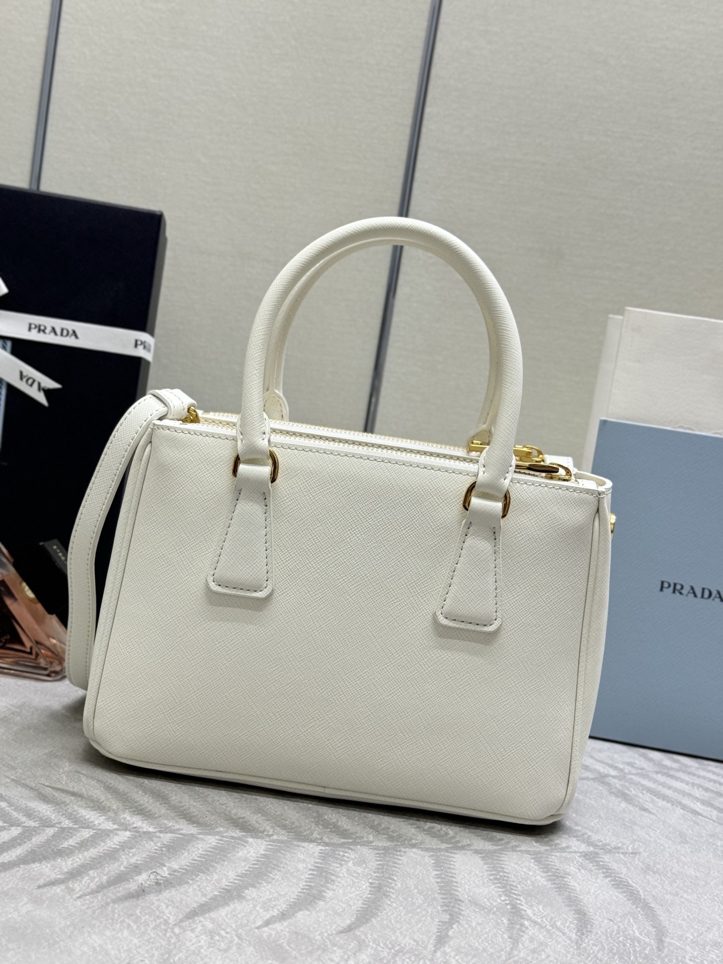 P670,(配专柜对版全套包装,独家订制),💋经典爆款1BA896💋,小号杀手包24cm,全面升级版🤙🤙采用进口十字纹牛皮.顶级拉丝五金🤙🤙Galleria 手袋设计经典隽永,最具标志性意义的杀手包👏🏻👏🏻,永久不过时的款式,并配有多个口袋和一条可拆卸肩带,
尺寸:长24.5x高16.5x底11cm