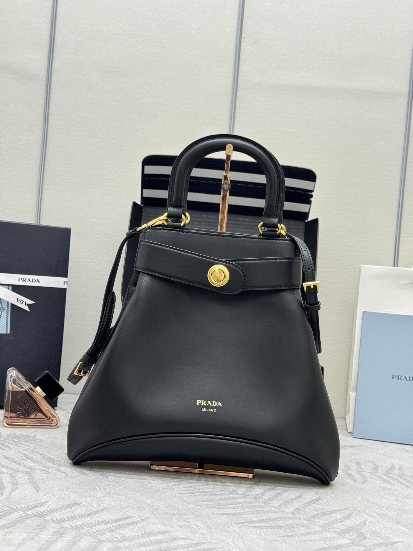2025ss new 1BG567 short handle! Prada Carey medium handbag, a harmonious blend of futuristic and retro style, defines this leather handbag with e