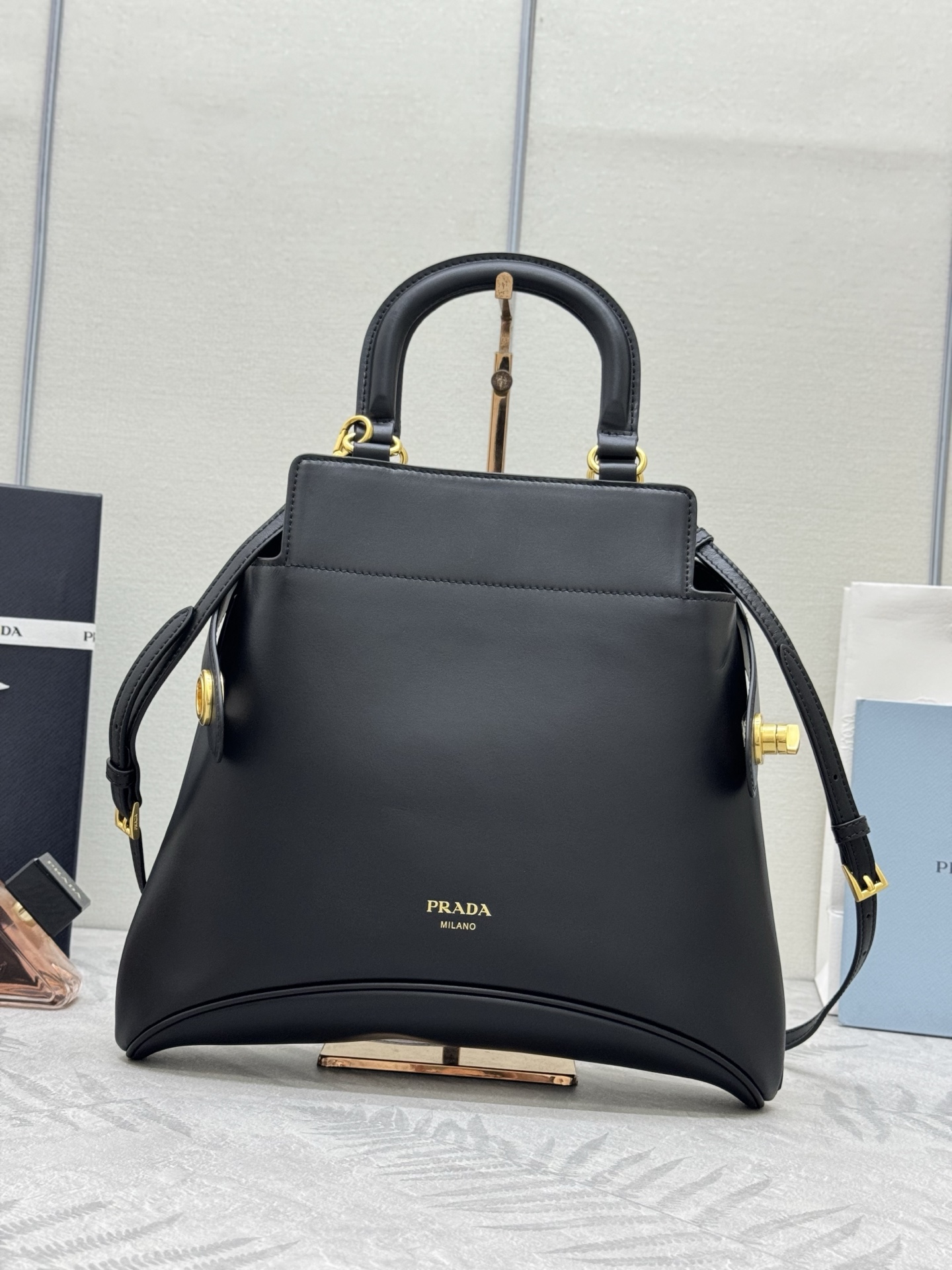 2025ss new 1BG567 short handle! Prada Carey medium handbag, a harmonious blend of futuristic and retro style, defines this leather handbag with e