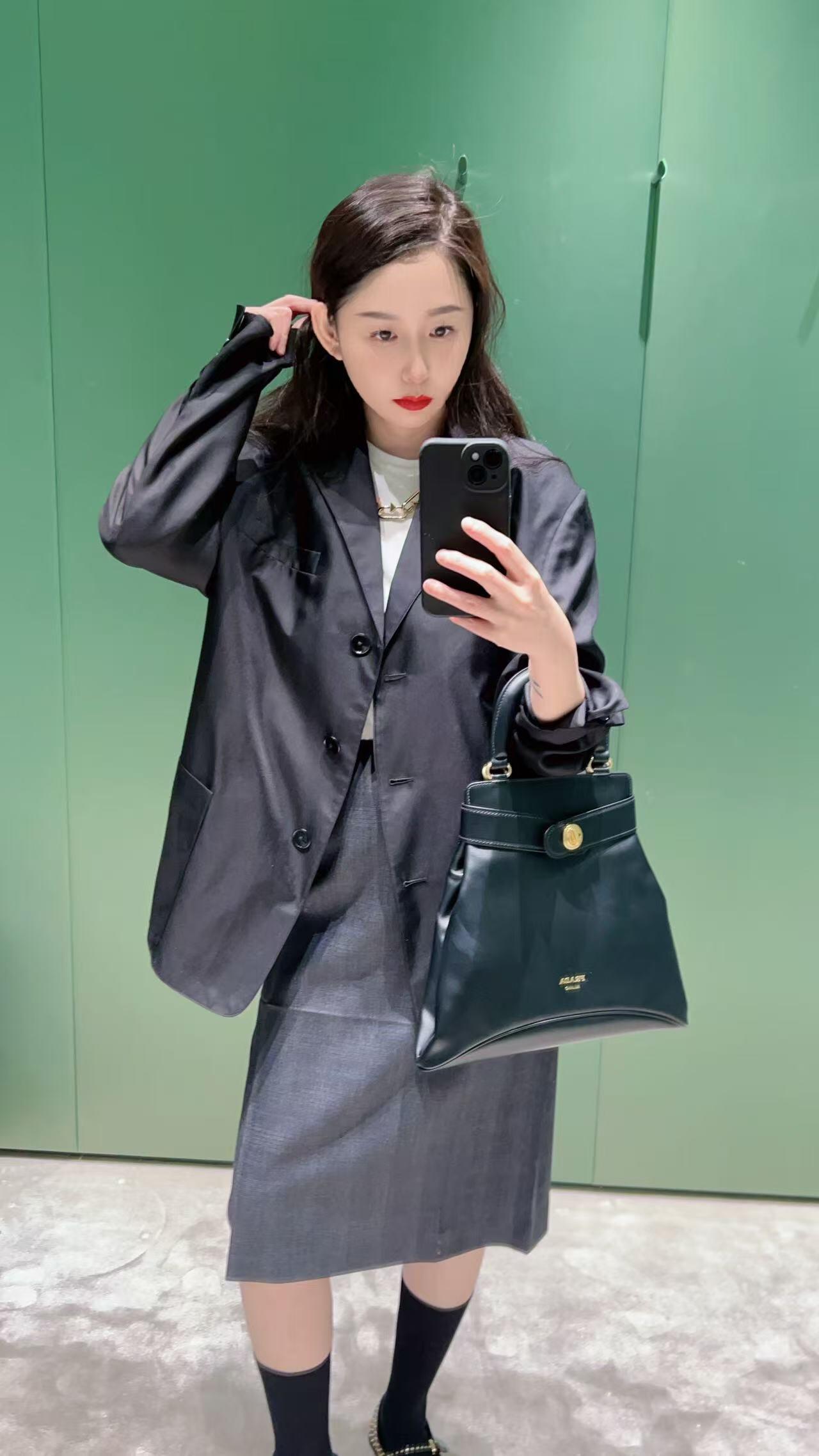Prada Product _dfqqfvErTWy1B_OT6uf-epMeY8z9kzM8x09UUXw