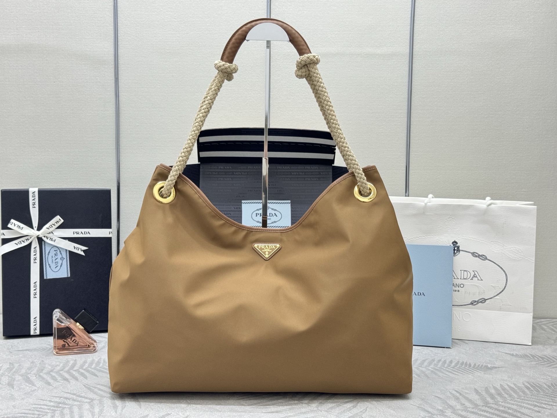 NO:386920,, New Tote Bag 1BC244 Large Shopping Bag Cork This recycled nylon bag is inspired by classic elements of the marine style, and uses novel and exquisite matching to highlight the lively and personal style. The sliding braided hand handle outlines the Oversize silhouette for this multi-functional accessories, and the enamel triangle metal logo highlights the brand identity. The capacity is large, the upper body effect is very charming, light and practical, and it is another permanent and timeless hit. Size: 48x long and 39x bottom 14cm, Prada [top original list], prada, versace, totes19860909,新款托特包1BC244大购物袋软木 这款再生尼龙包袋灵感源自海洋风格的经典元素,采用新颖精美搭配,彰显活泼个性风格.滑动编绳手提柄为这款多功能配饰勾勒Oversize廓形,涂珐琅三角形金属徽标彰显品牌身份.容量空间大,上身效果非常有魅力轻便又实用,又是一款永久不过时爆款 尺寸:长48x高39x底14cm,普拉达【顶级原单】,prada,versace,totes,Bag