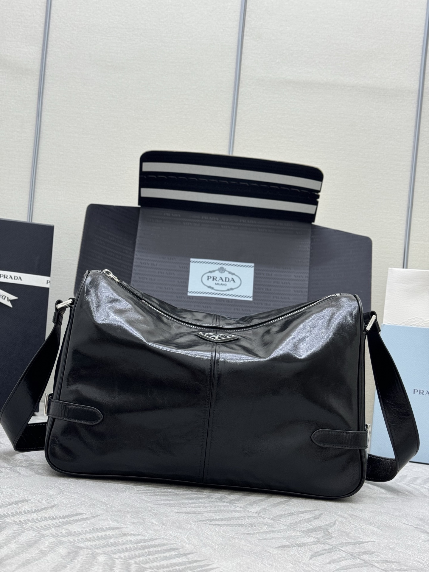 NO:388874,.New Oil Waffle Leather 2VH187 Postman Bag This shoulder bag is carefully crafted from soft and shiny oil Waffle Leather. The smooth and simple silhouette is matched with exquisite details, decorated with a unique triangle logo, fashionable and versatile. Adjustable leather shoulder straps are another permanently outdated hot and handsome guys, hurry up and buy it. Long 35x high 22x bottom 12cm, Prada [top original list], prada, shoulder bags19860909.新款油腊皮2VH187邮差包 这款单肩包选用柔软而富有光泽的油腊皮革精心制作,流畅简约的廓形搭配精致细节,饰以独特的三角形徽标,时尚百搭.可调式皮革肩带,又是一款永久不过时爆款帅哥们,赶紧入手吧 长35x高22x底12cm,普拉达【顶级原单】,prada,shoulder bags,Bag