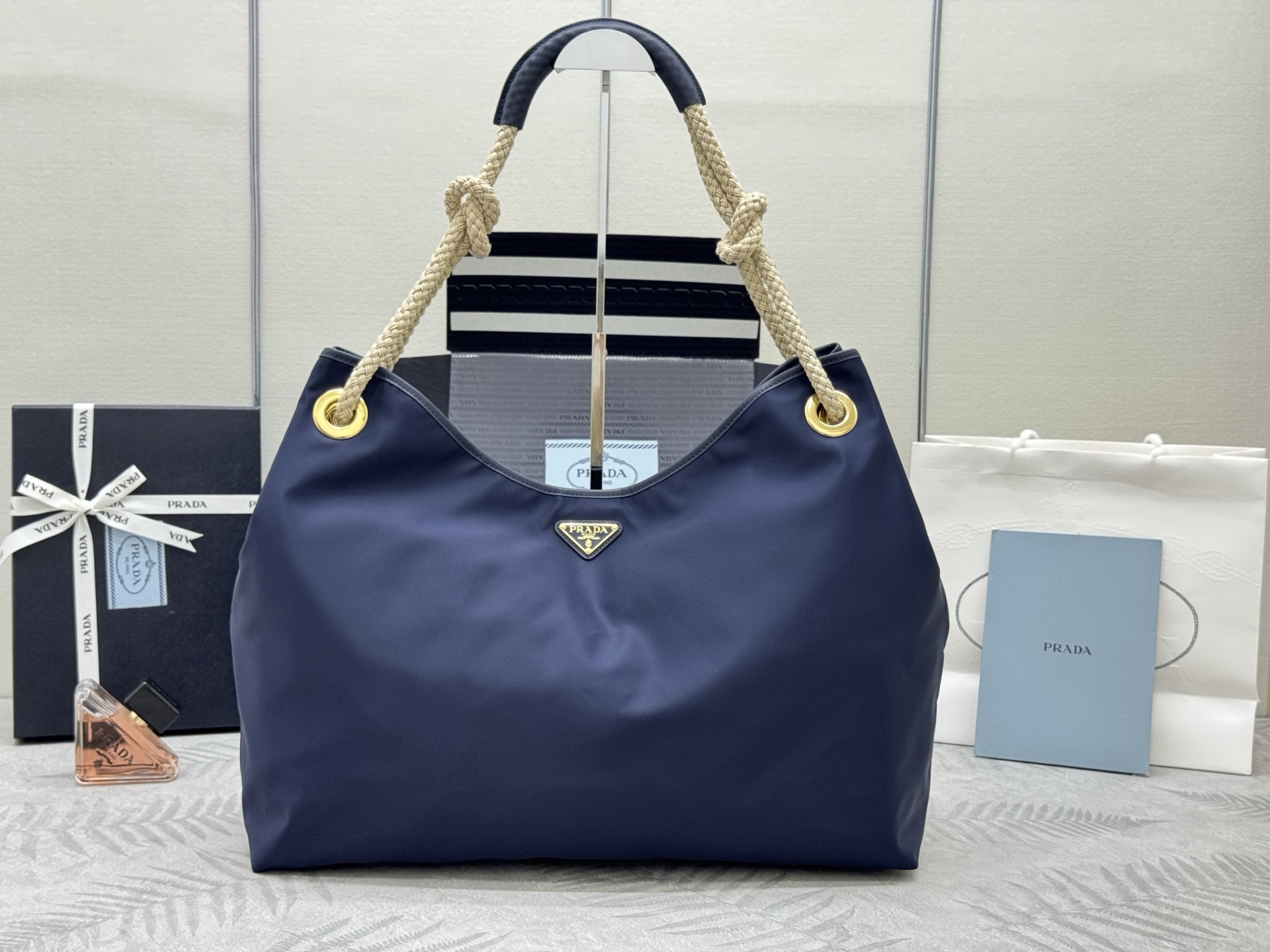 NO:386895,, New Tote Bag 1BC244 Big Shopping Bag Blue This recycled nylon bag is inspired by classic elements of the marine style, and uses novel and exquisite matching to highlight the lively and personal style. The sliding rope handle outlines the Oversize silhouette for this multi-functional accessories, and the enamel triangle metal logo highlights the brand identity. The capacity is large, the upper body effect is very charming, light and practical, and it is another permanent and timeless hit. Size: 48x long and 39x bottom 14cm, Prada [top original list], prada, versace, totes19860909,新款托特包1BC244大购物袋蓝色 这款再生尼龙包袋灵感源自海洋风格的经典元素,采用新颖精美搭配,彰显活泼个性风格.滑动编绳手提柄为这款多功能配饰勾勒Oversize廓形,涂珐琅三角形金属徽标彰显品牌身份.容量空间大,上身效果非常有魅力轻便又实用,又是一款永久不过时爆款 尺寸:长48x高39x底14cm,普拉达【顶级原单】,prada,versace,totes,Bag