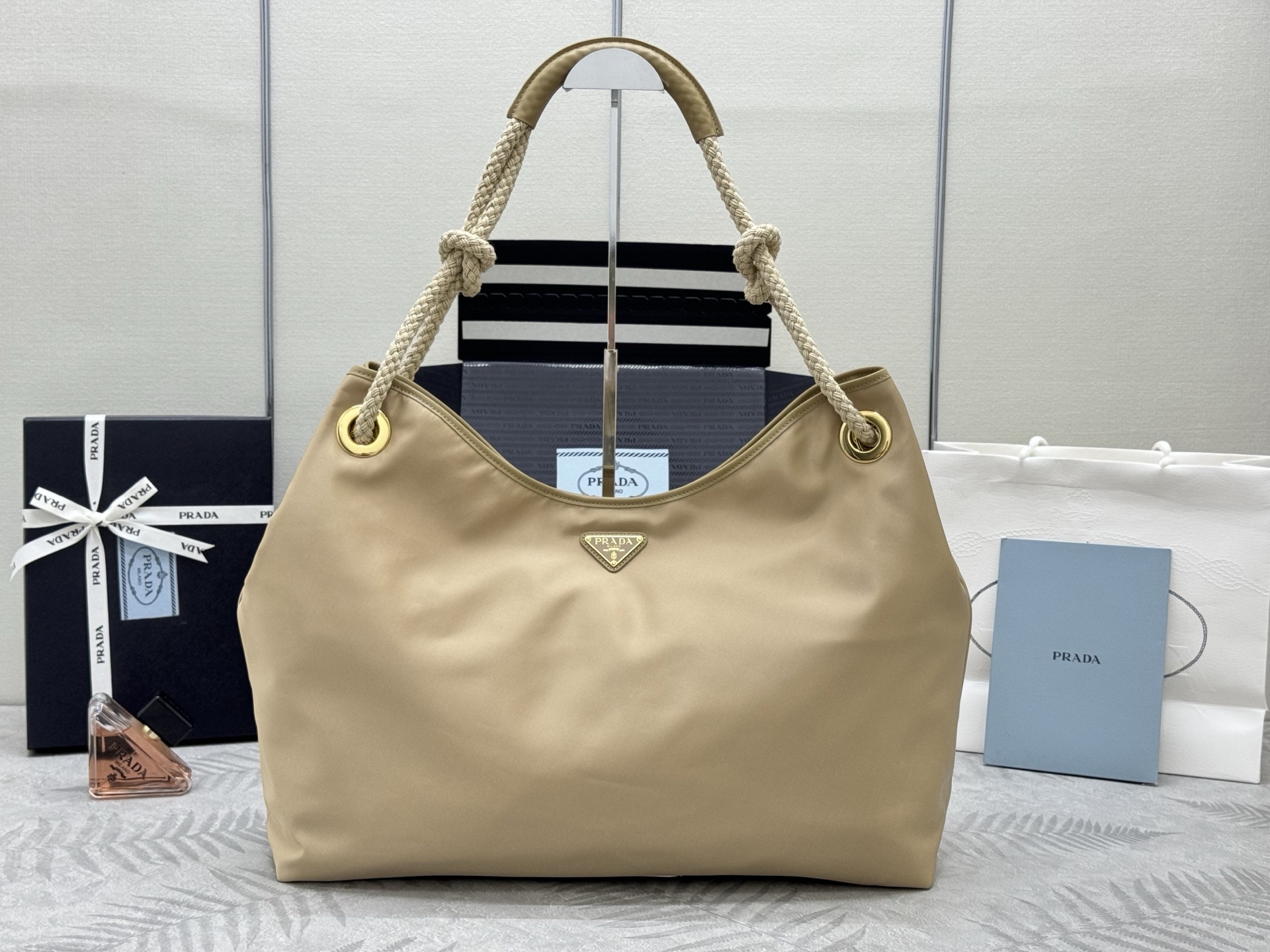 NO:386912,, New Tote Bag 1BC244 Big Shopping Bag Camel Brown This recycled nylon bag is inspired by classic elements of the marine style, and uses novel and exquisite matching to highlight the lively and personal style. The sliding rope handle outlines the Oversize silhouette for this multi-functional accessories, and the enamel triangle metal logo highlights the brand identity. The capacity is large, the upper body effect is very charming, light and practical, and it is another permanent and timeless hot model. Size: 48x long and 39x bottom 14cm, Prada [top original list], prada, versace, totes19860909,新款托特包1BC244大购物袋驼棕色 这款再生尼龙包袋灵感源自海洋风格的经典元素,采用新颖精美搭配,彰显活泼个性风格.滑动编绳手提柄为这款多功能配饰勾勒Oversize廓形,涂珐琅三角形金属徽标彰显品牌身份.容量空间大,上身效果非常有魅力轻便又实用,又是一款永久不过时爆款 尺寸:长48x高39x底14cm,普拉达【顶级原单】,prada,versace,totes,Bag