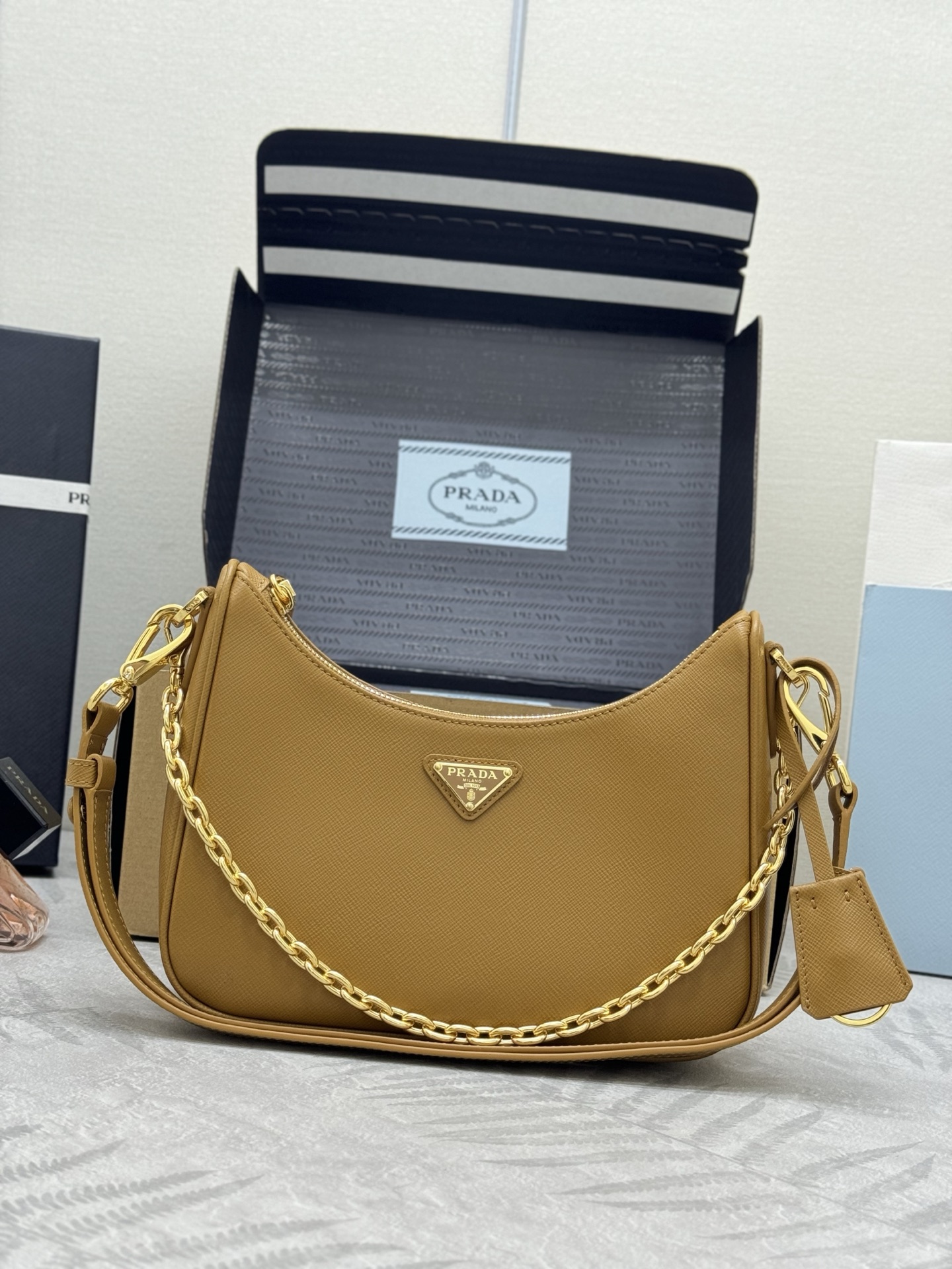 NO:385582,New color caramel new upgraded version 1BC204 cross stripe, shoulder strap removable, this versatile handbag uses simple lines and classic details, paired with removable chain and adjustable shoulder strap, and can also be strap/portable/cross-body, Saffiano leather material, embellished with a unique enamel triangle metal logo. It is another permanent outdated model, babies, hurry up and buy it Size: 22x long and 18x bottom 6cm, Prada [top original list], prada19860909新色焦糖新升级版1BC204十字纹 肩带可拆卸 这款百搭手袋采用简洁线条和经典细节设计,搭配可拆卸链条和调节长肩带,又可肩带/手提/斜挎,采用Saffiano皮革材质,点缀别具一格的涂珐琅三角形金属徽标.又是一款永久不过时爆款,宝宝们,赶紧入手吧 尺寸:长22x高18x底6cm,普拉达【顶级原单】,prada,Bag